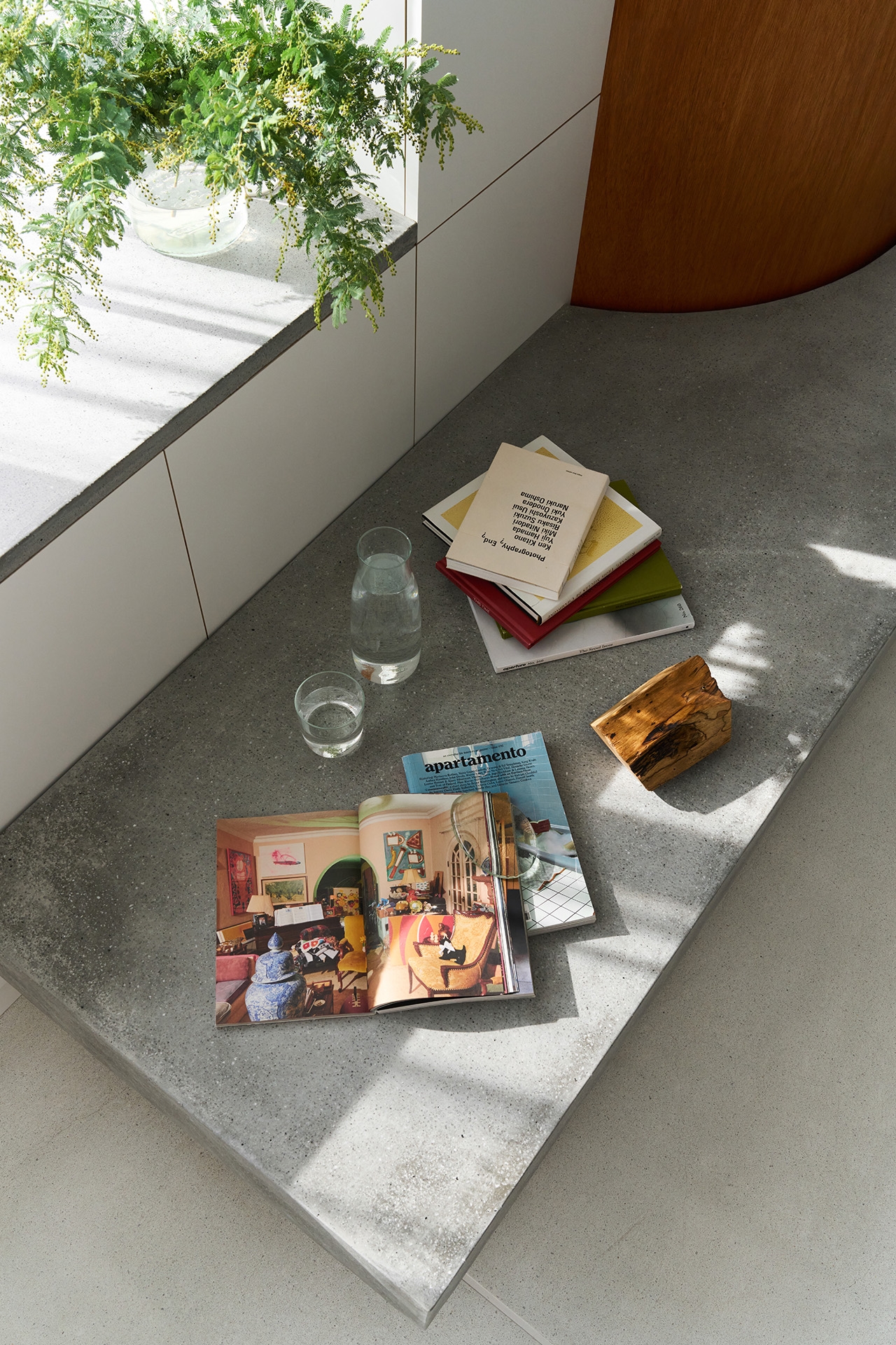 造作ベンチでは人物撮影のほか座面で小物などの物撮影も