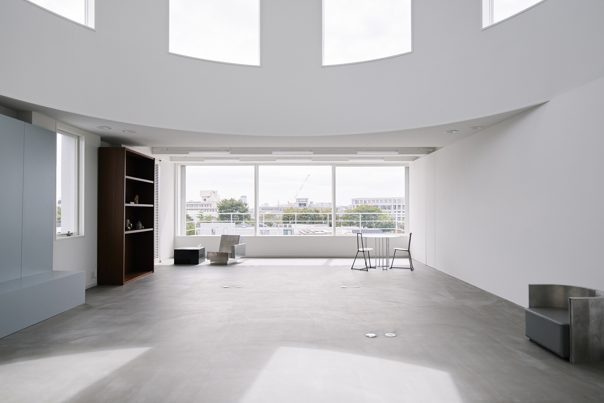 天高6m 各所の窓から光が入る自然光スタジオ