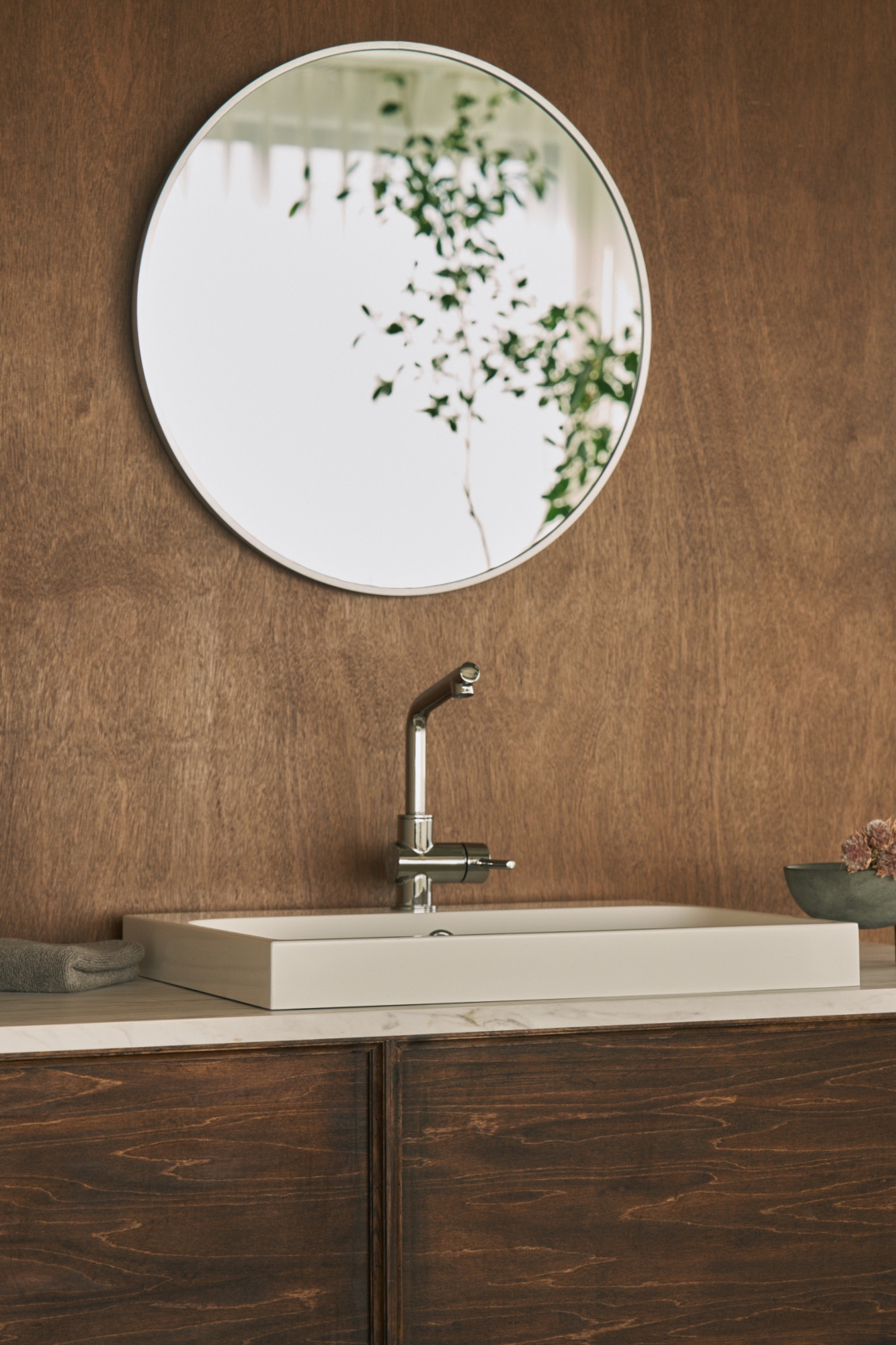 可動式洗面台をウッド壁前に配置し落ち着いた雰囲気で