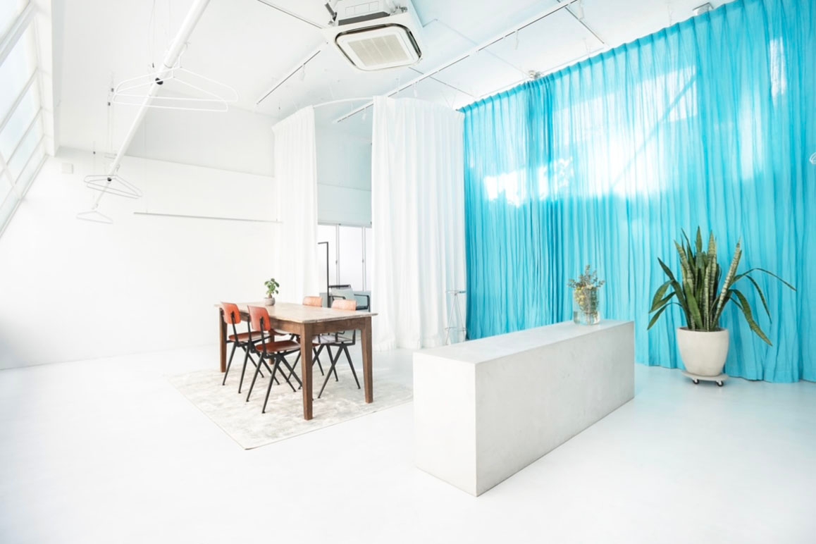 白壁を背に安定した光で全身撮影も可能