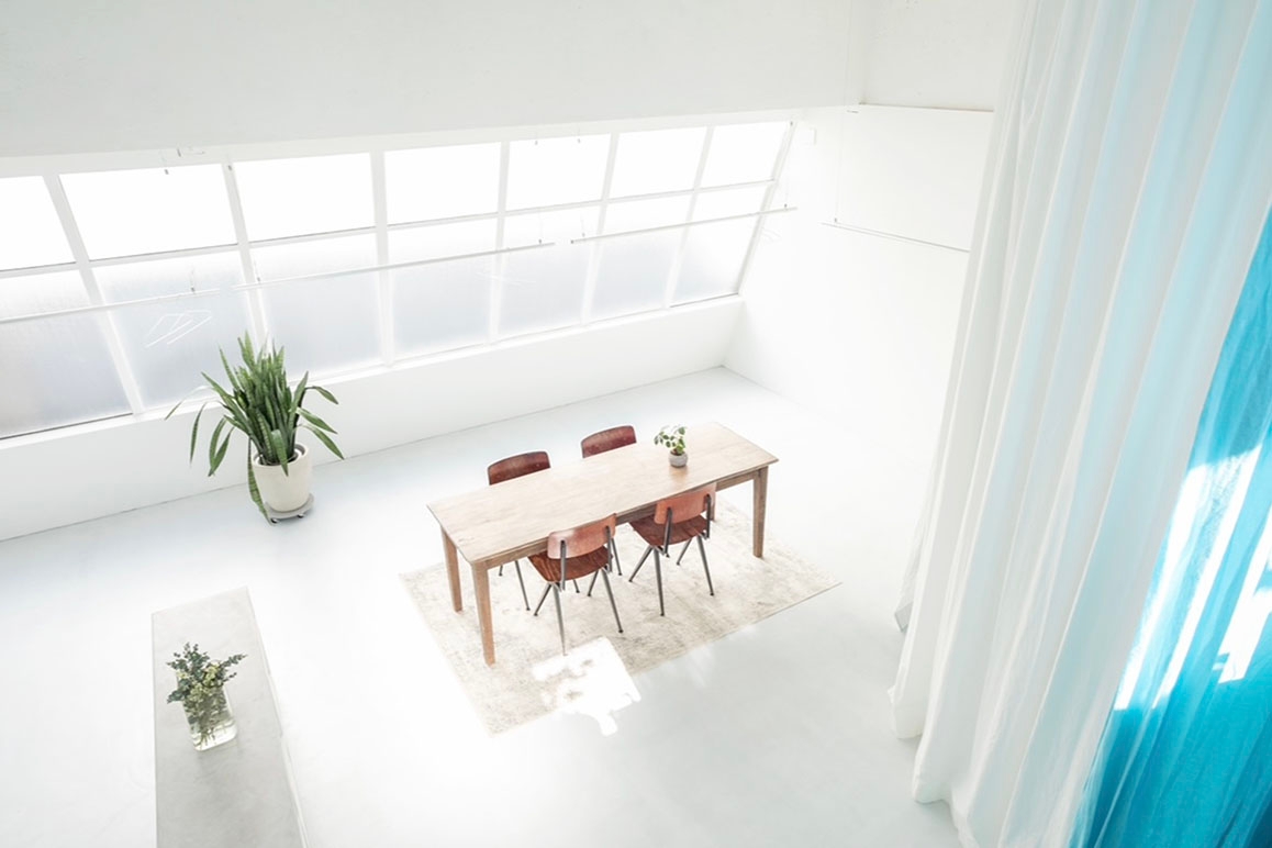 斜俯瞰から朝のシーンを