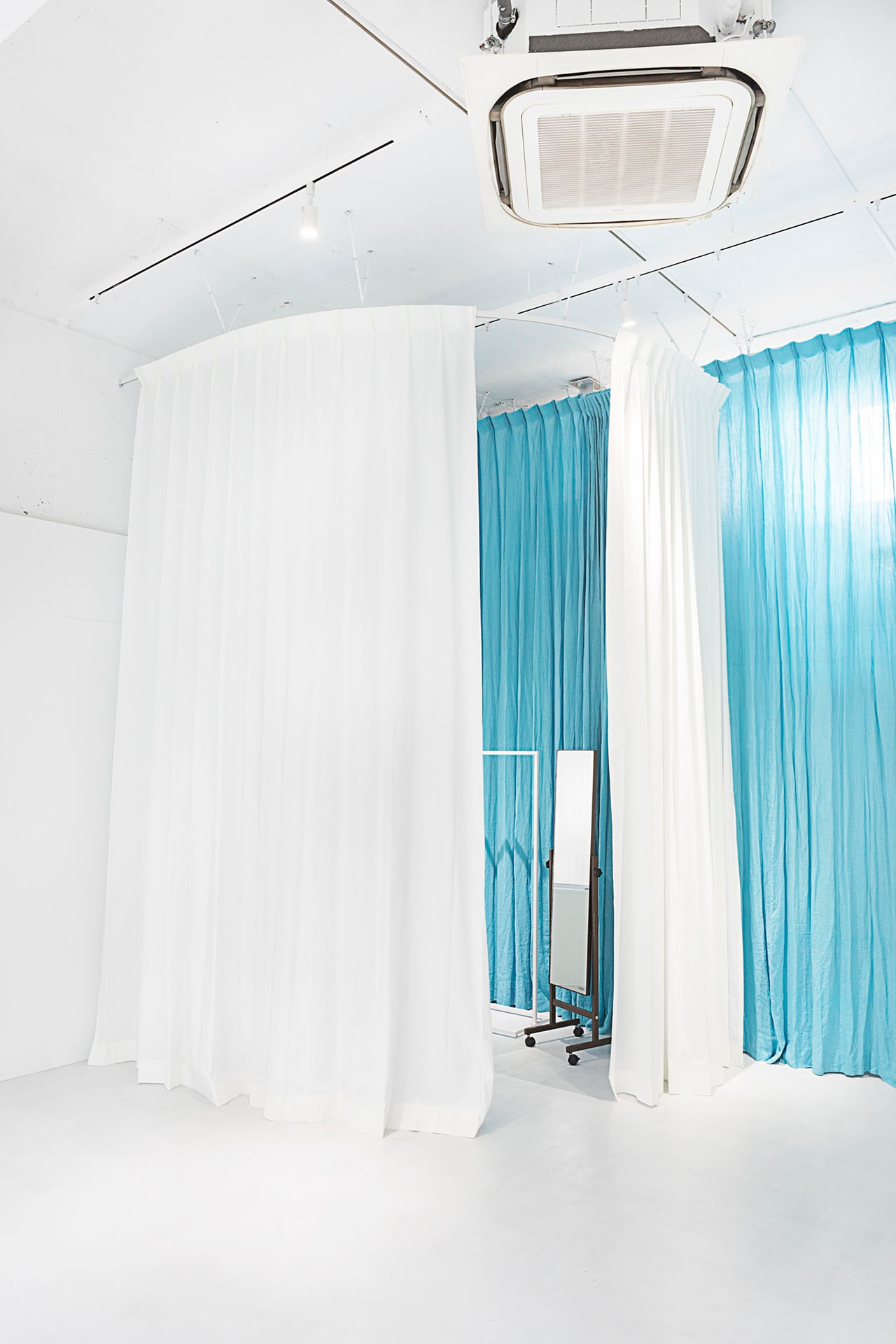 天井からのカーテンをさまざまな用途で