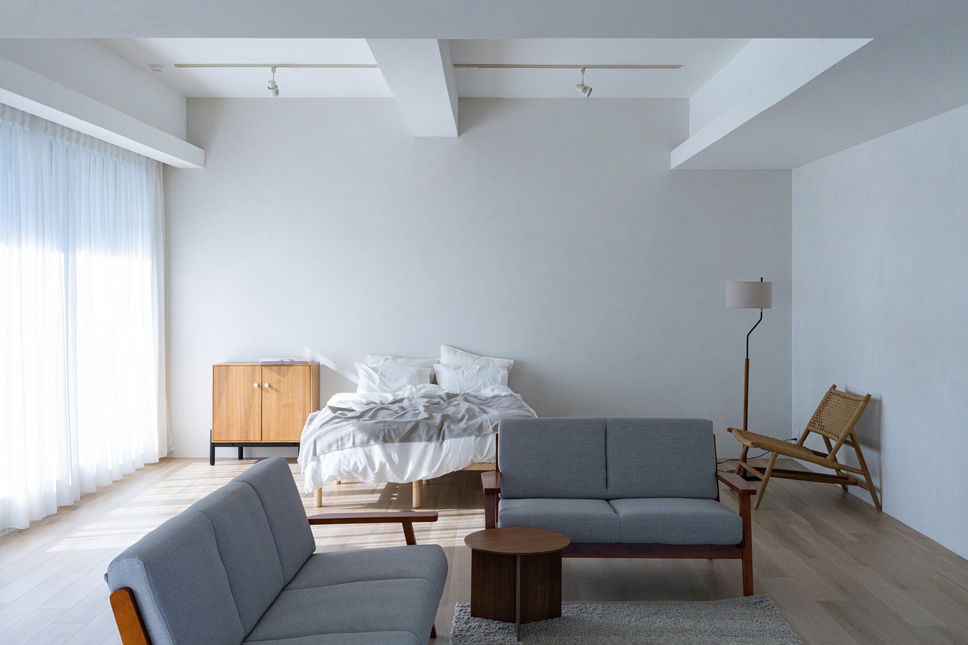 フローリングと白壁のナチュラルなワンフロアスタジオ