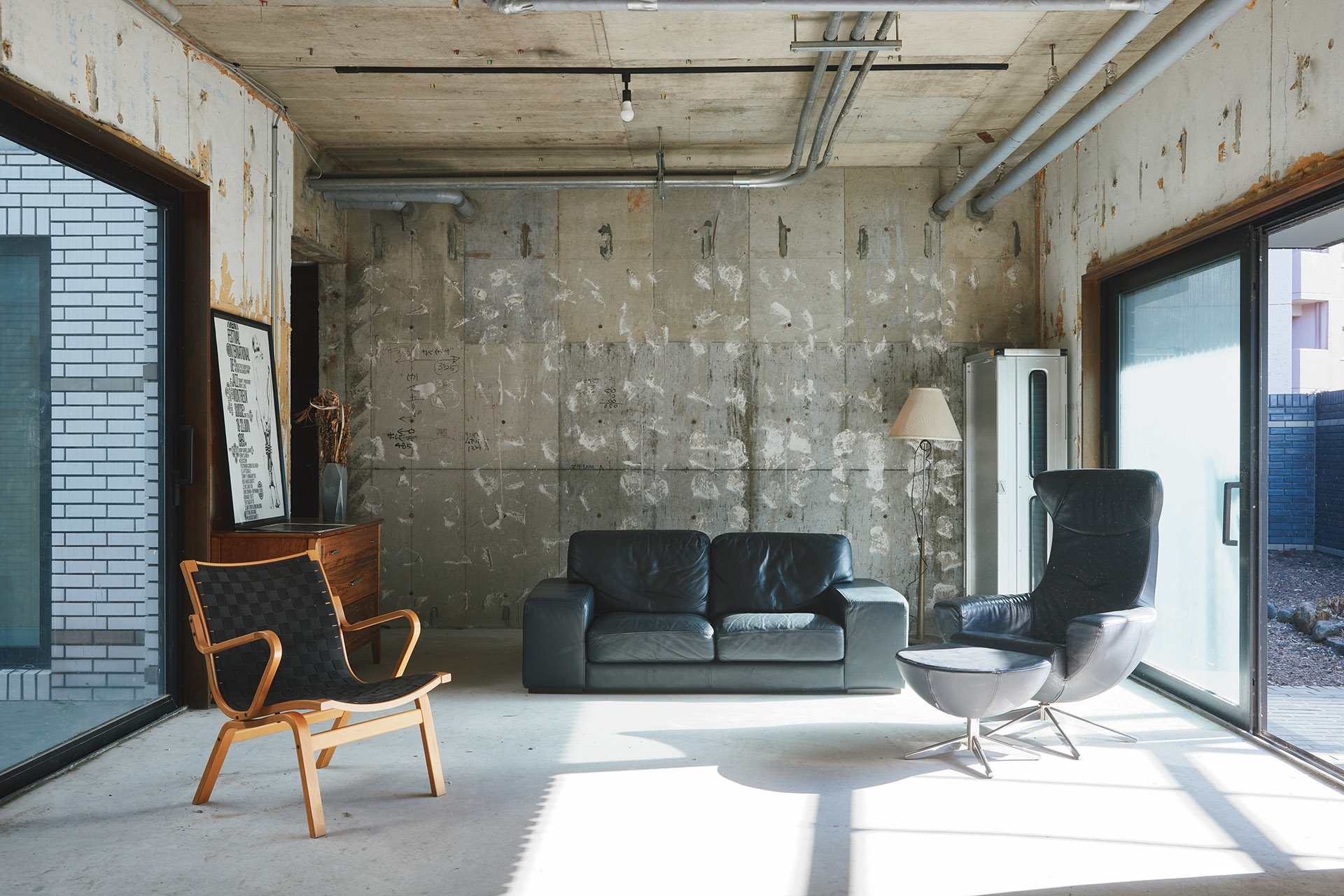 1F：A room / 窓が多く彩光も豊富