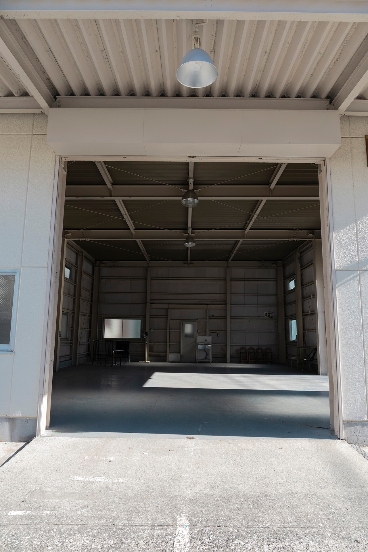 シャッター上部には屋根あり