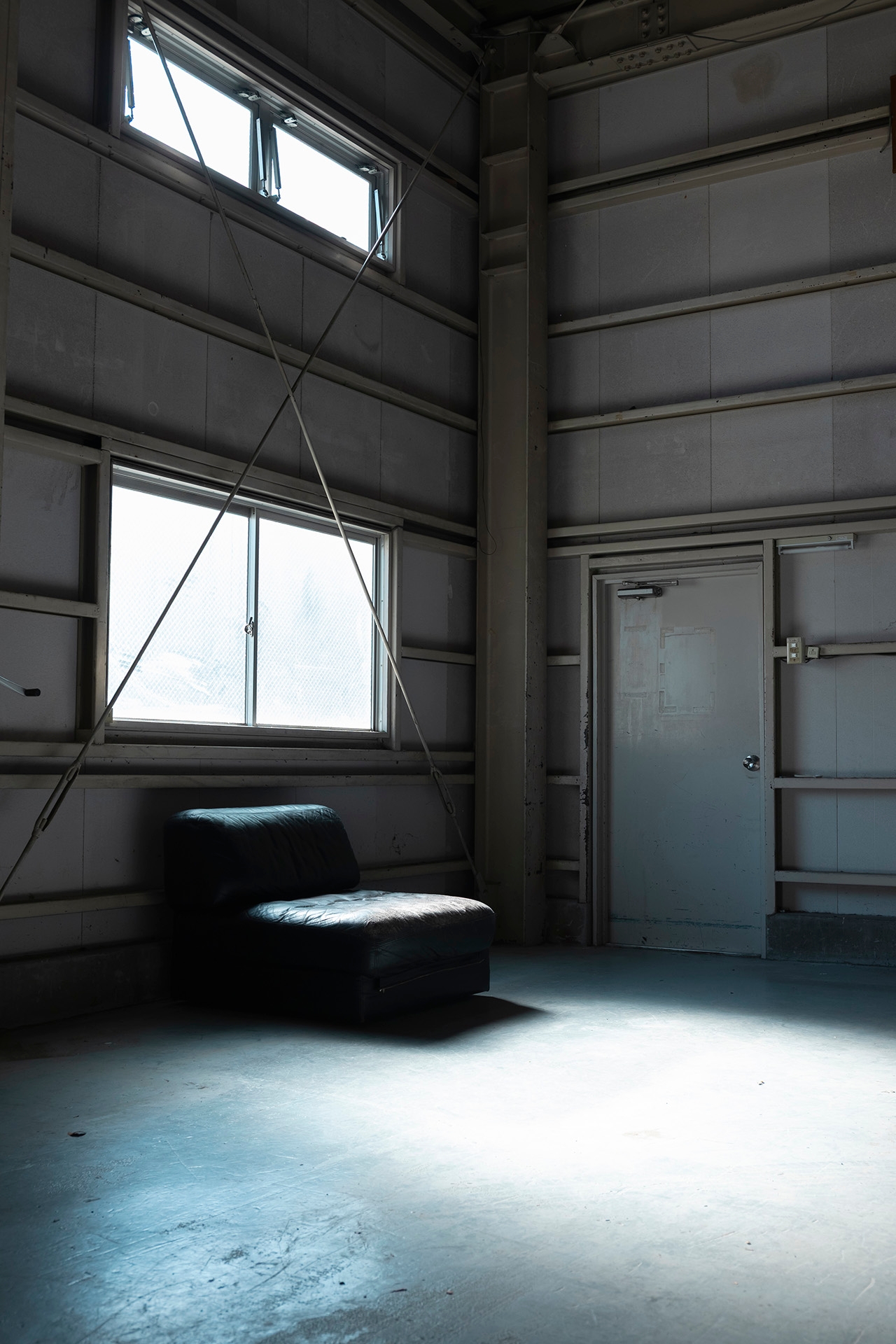 シャッターを閉めて窓からのやわらかい光