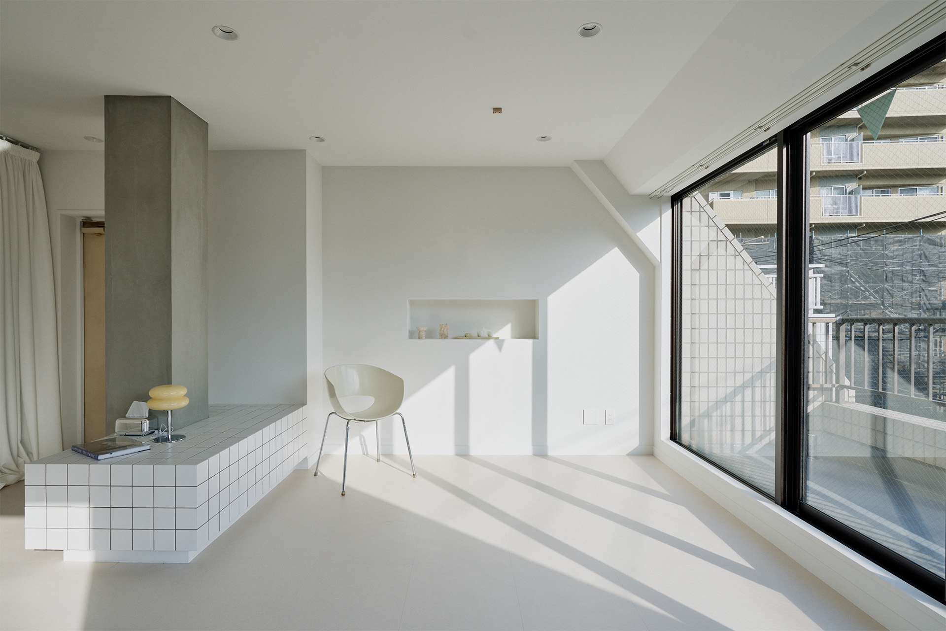 白を基調とした3面採光の明るい撮影スタジオ