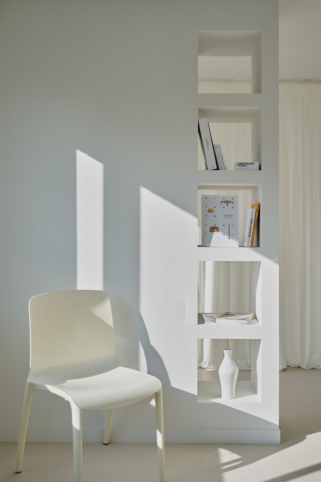 光が差し込む白いニッチ壁はEC用商品撮影にぴったり