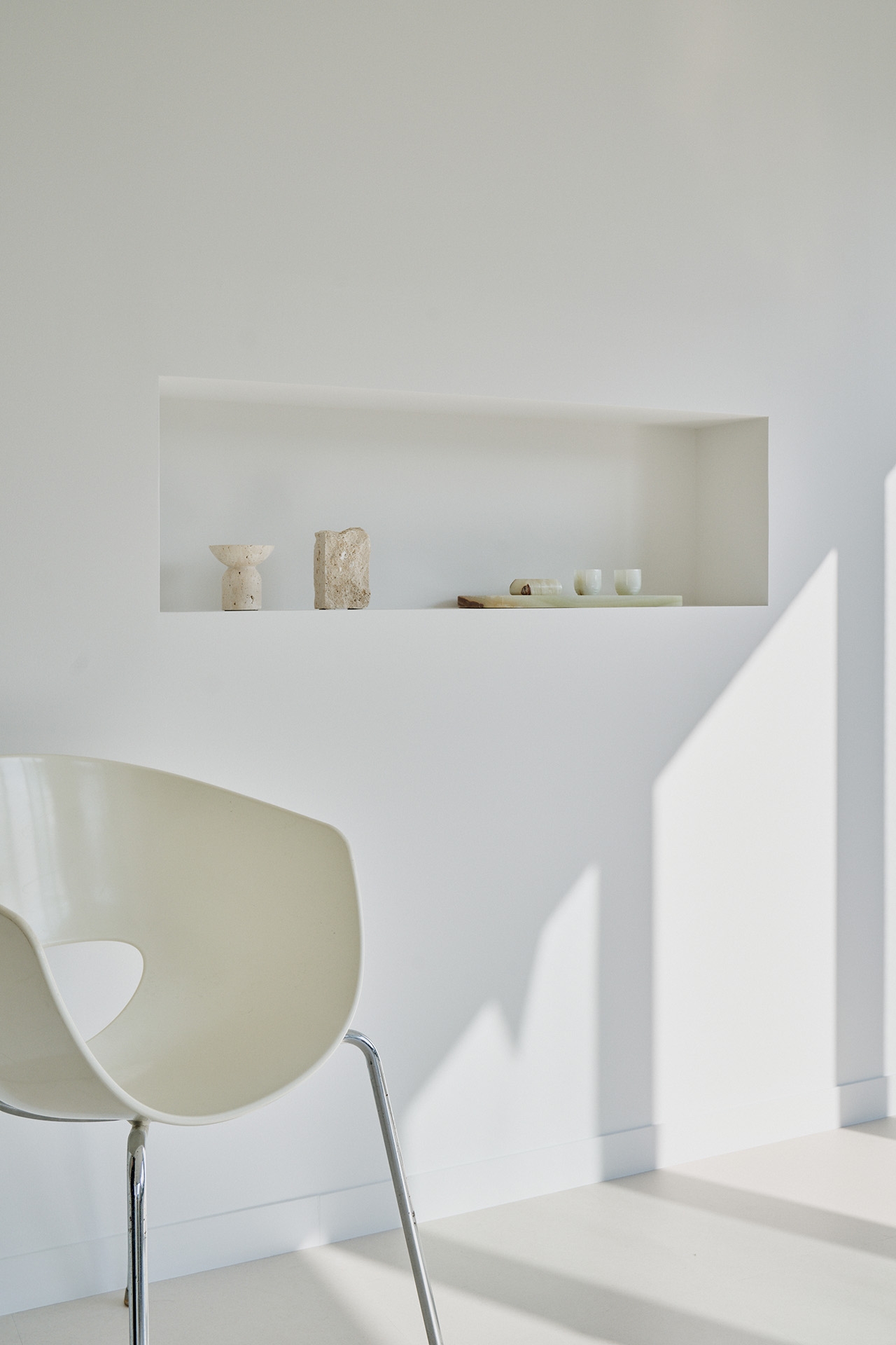 横長のニッチ壁に商品を配置してカタログ撮影も