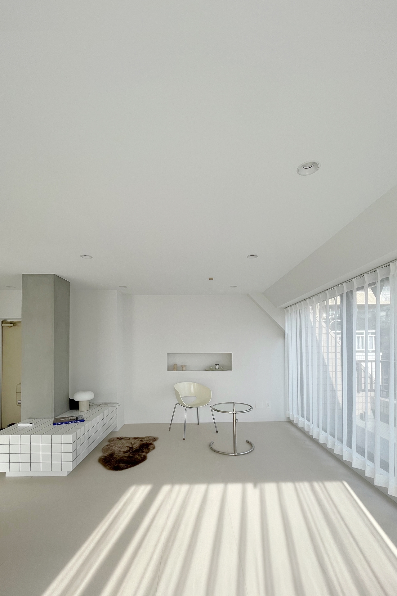 レースカーテンからスタジオ内に入るやわらかな自然光