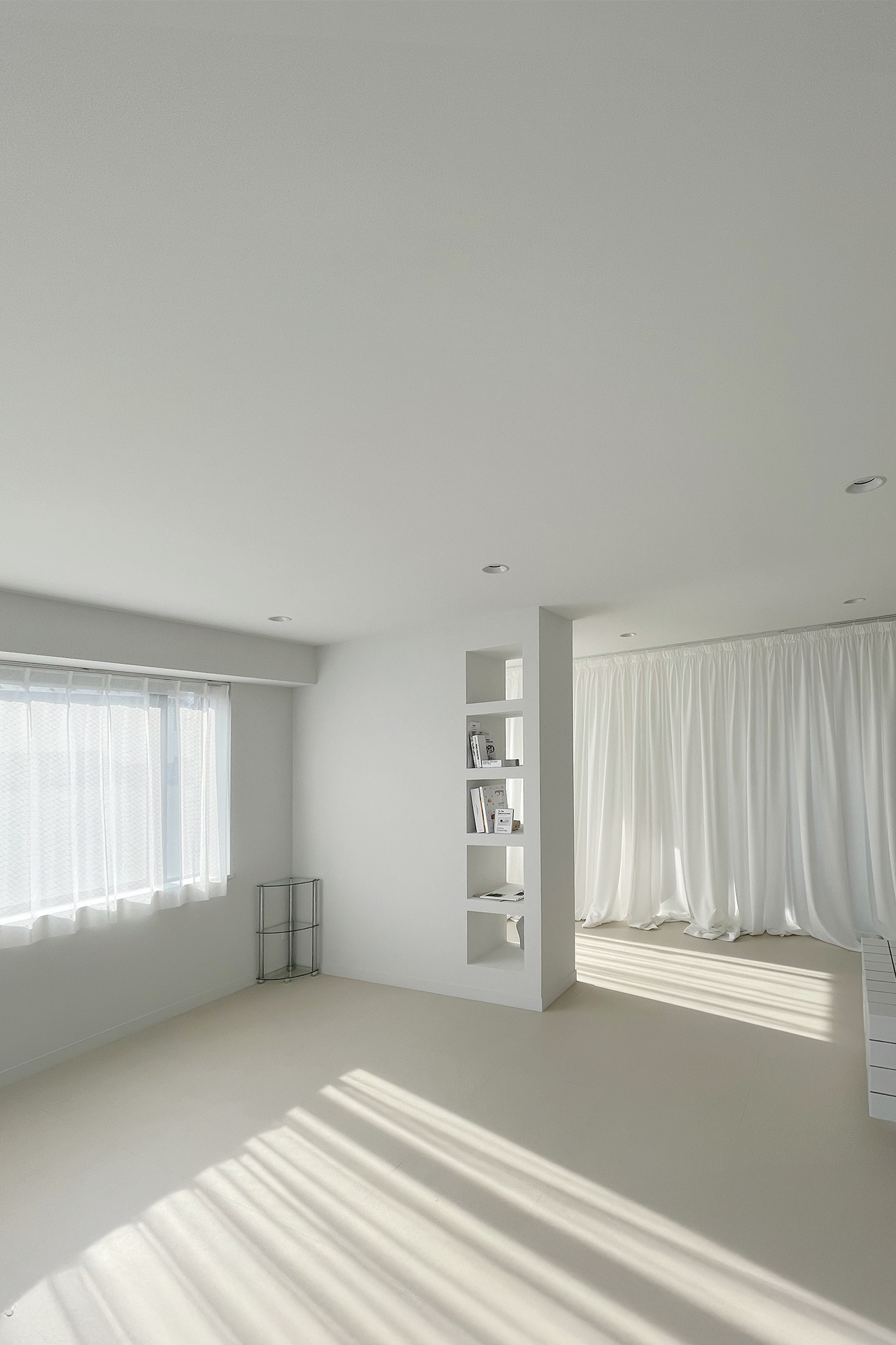 東側と南側の窓から長時間自然光が入るシンプル空間