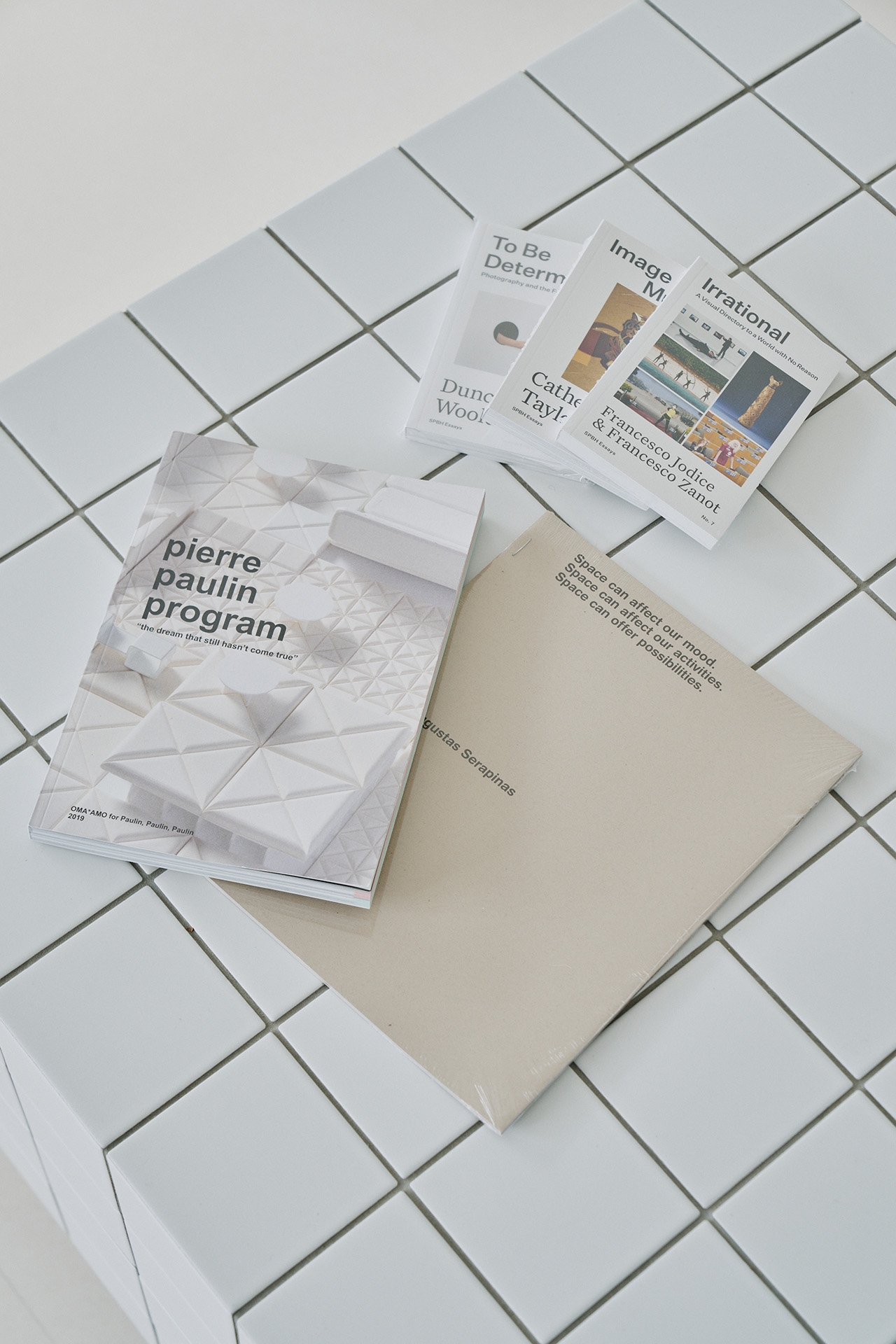 備品：デザインブック / 物撮りのしやすい白タイル面