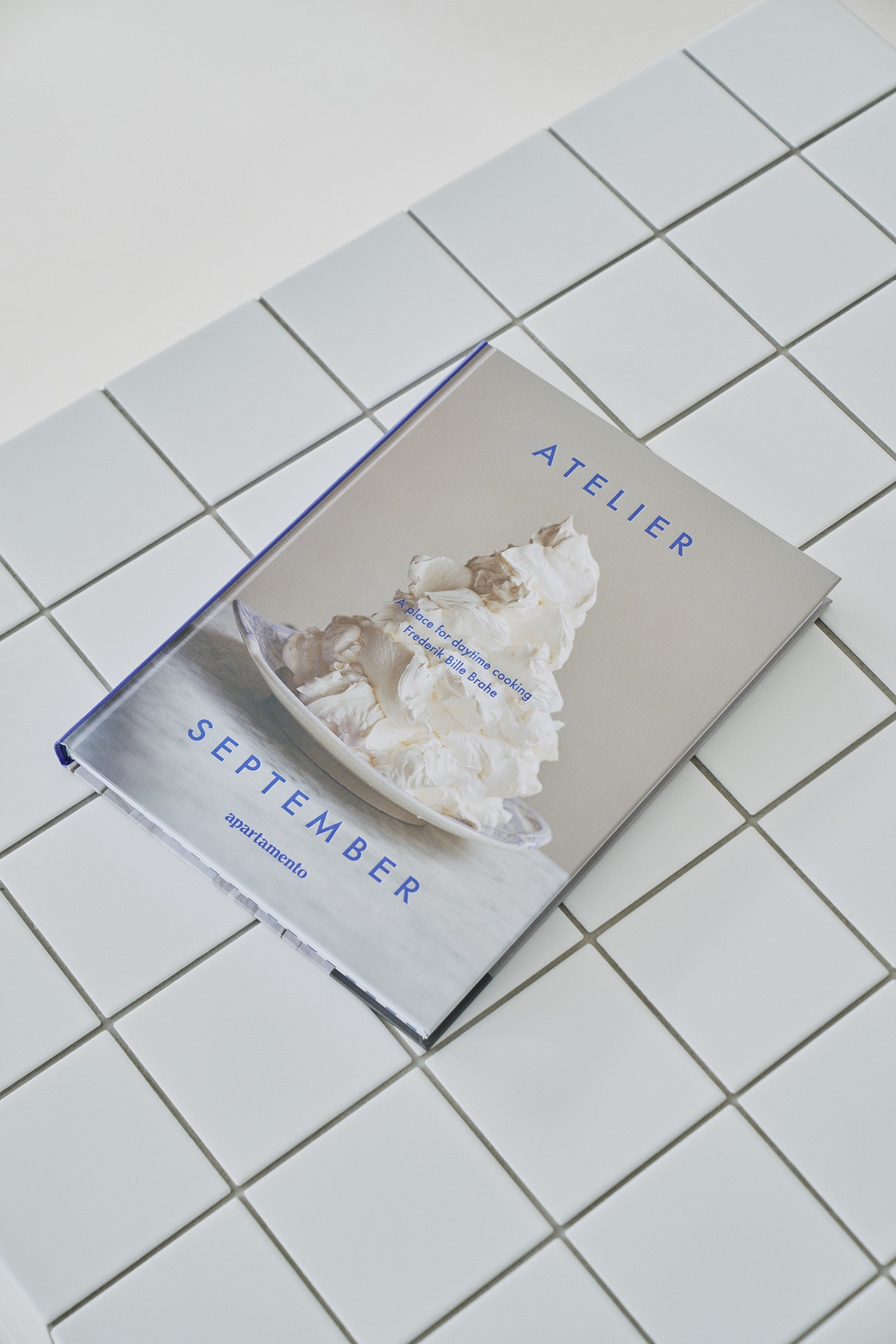 備品：デザインブック / 白タイルが清潔感を演出