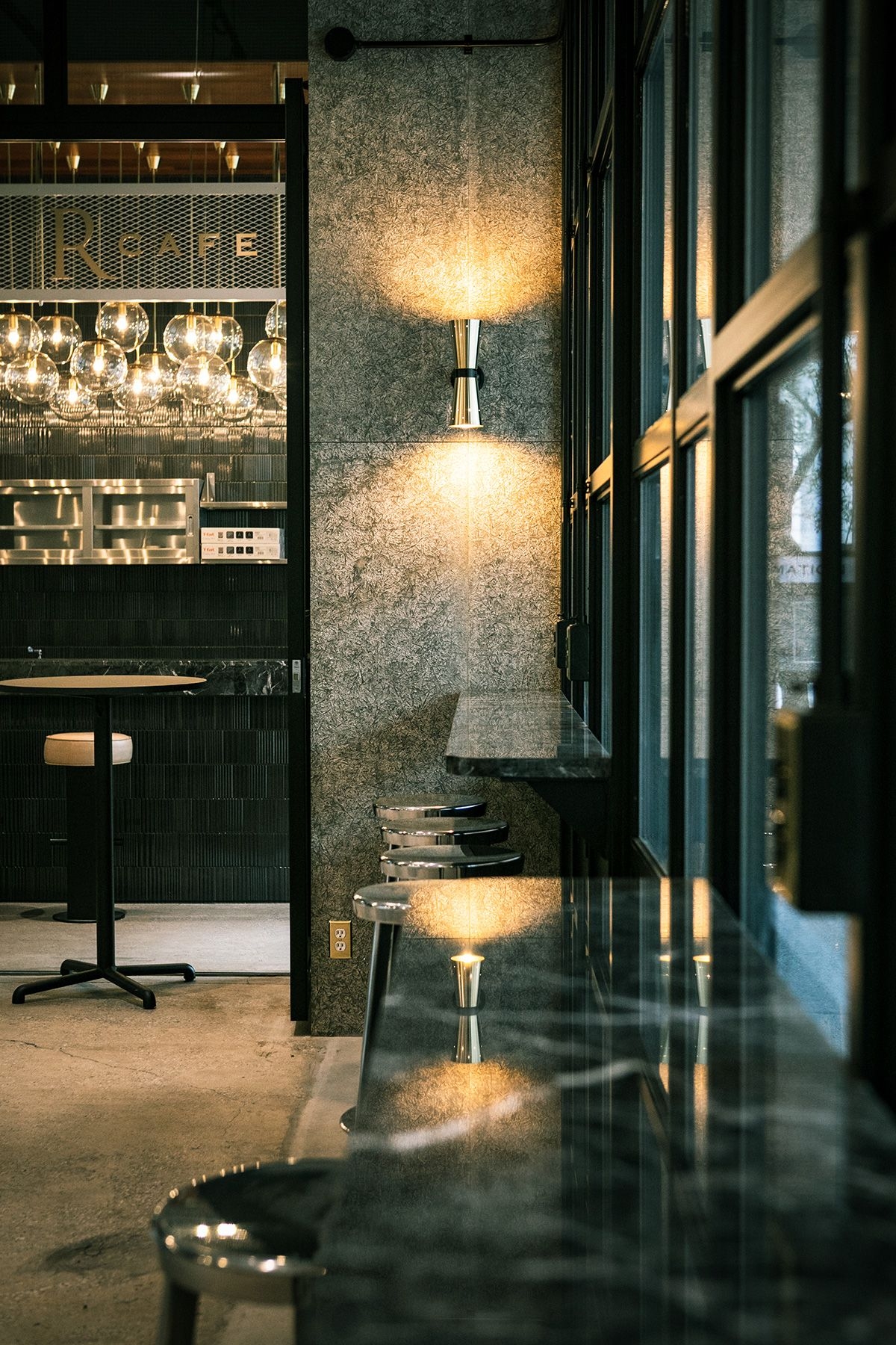 窓越しの大理石のカウンターとスツール