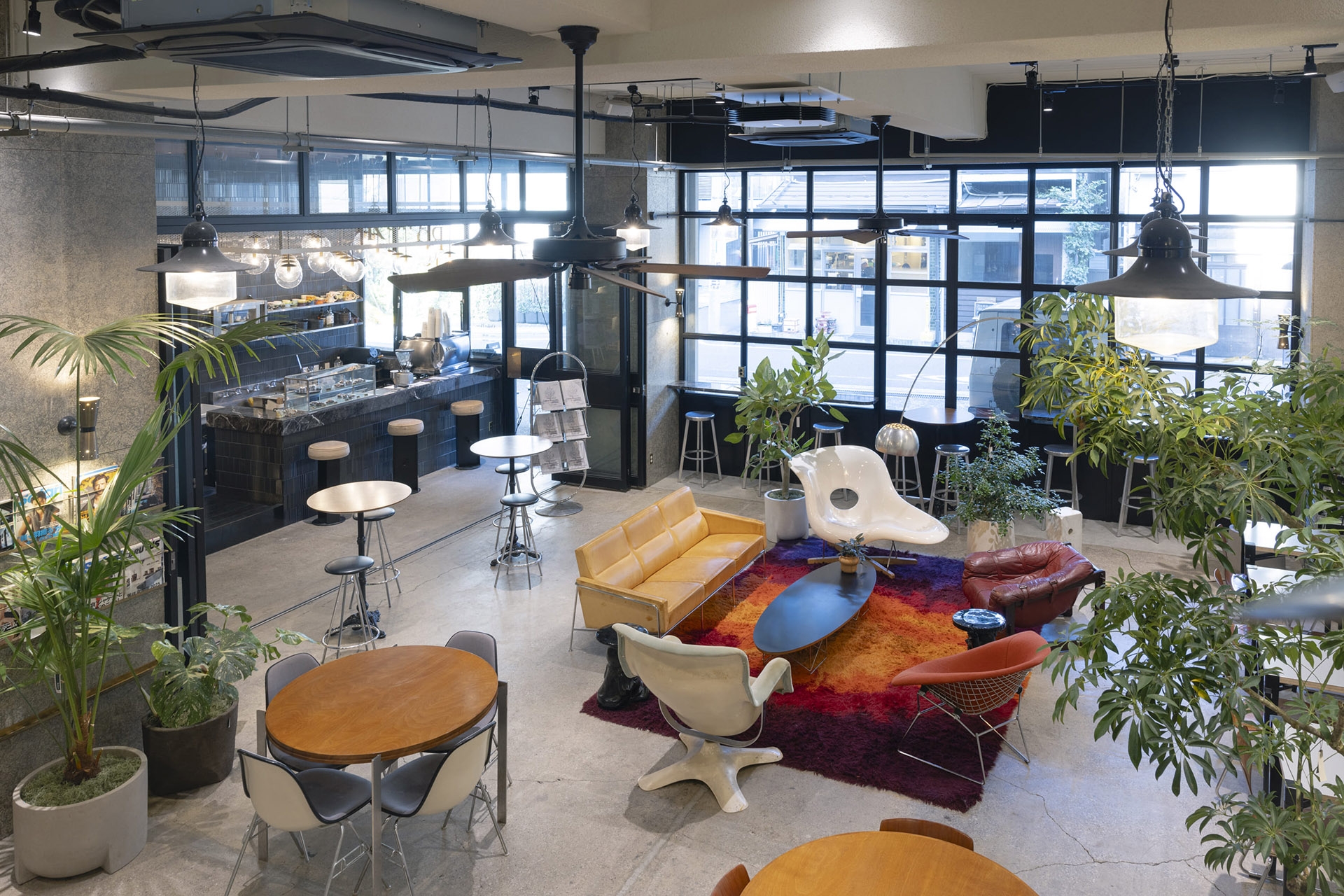 ミッドセンチュリーな家具が並ぶ