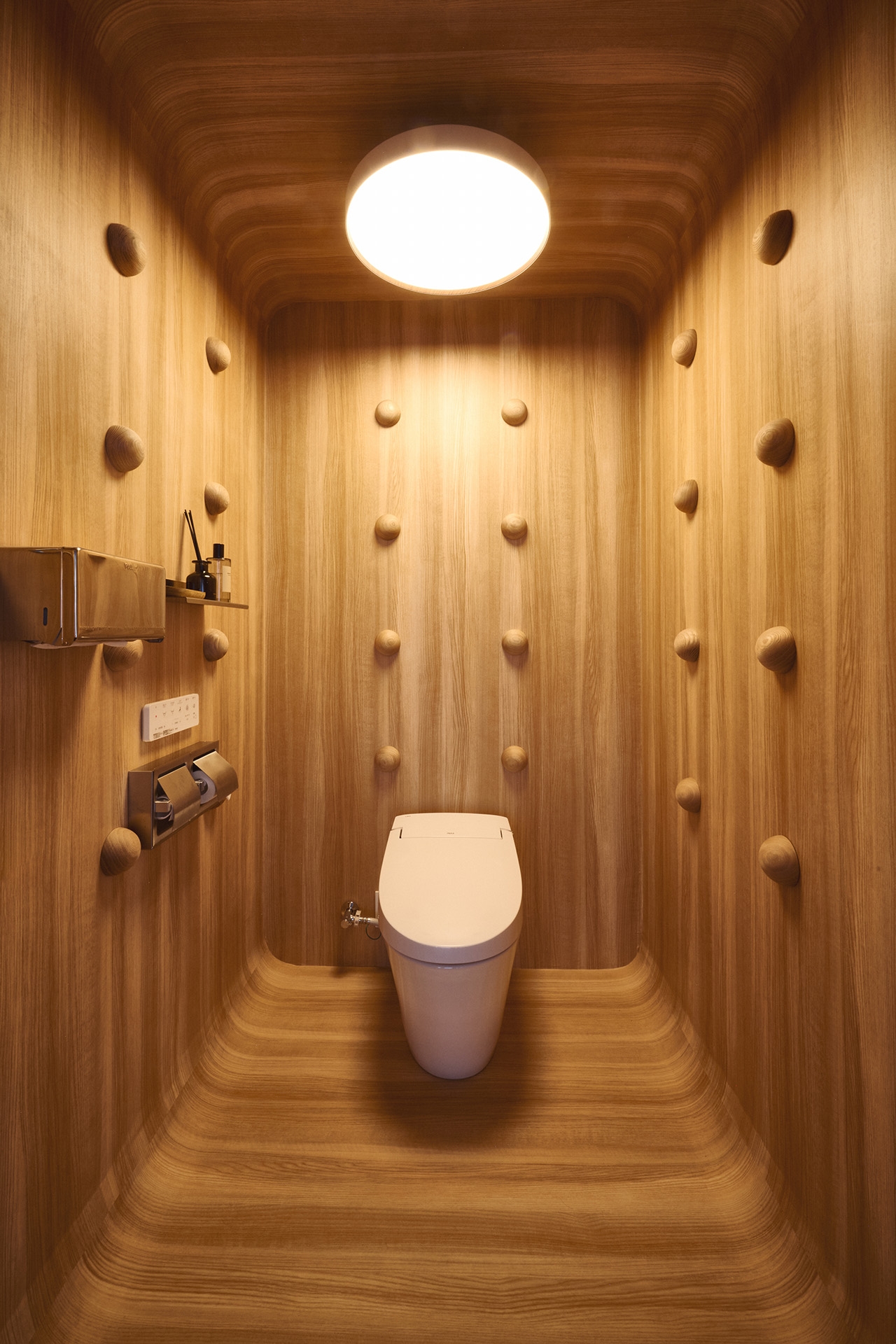 天井や床まで同じ素材で統一された空間