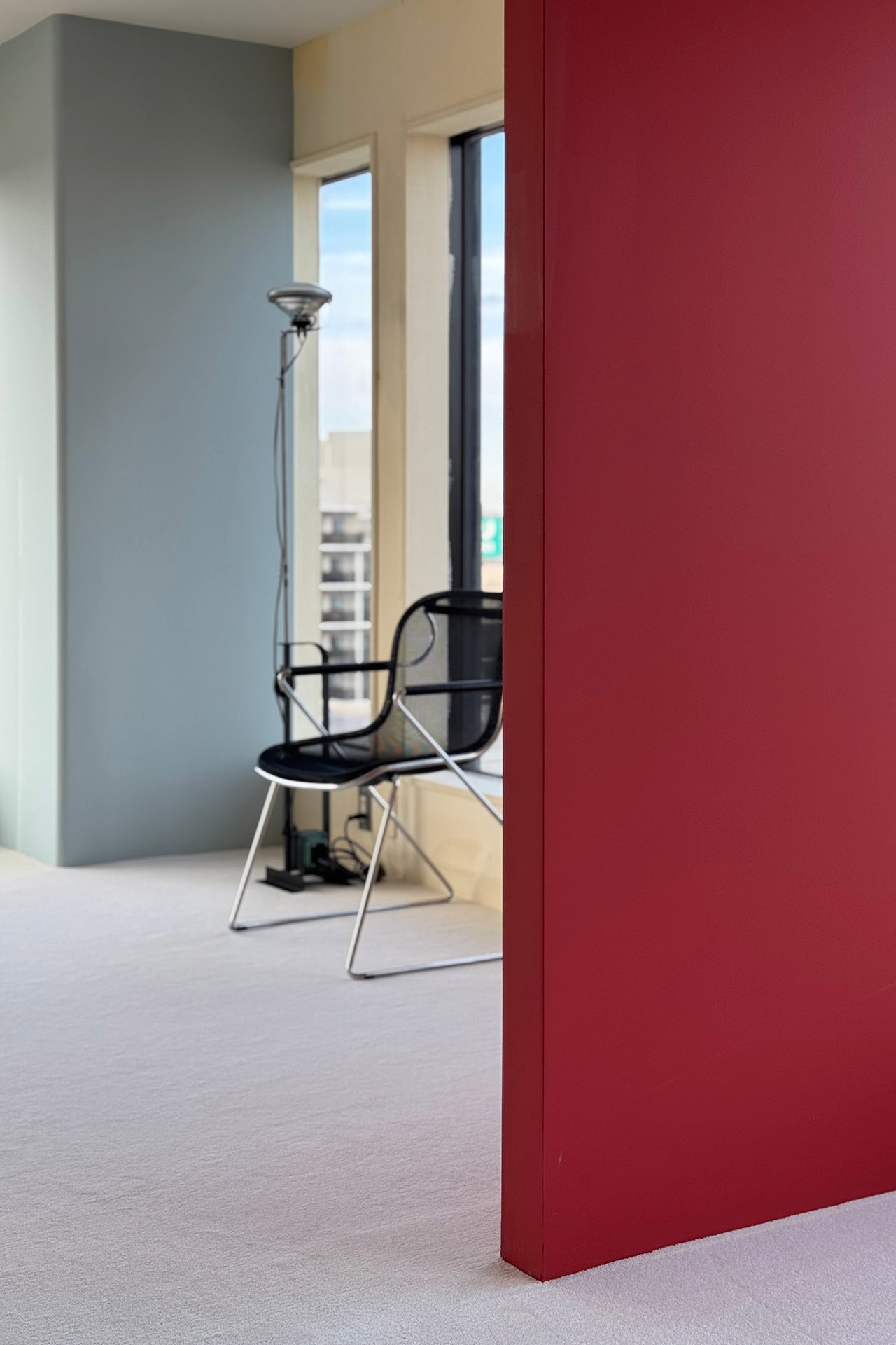 6F 赤い壁とスカイブルーの柱