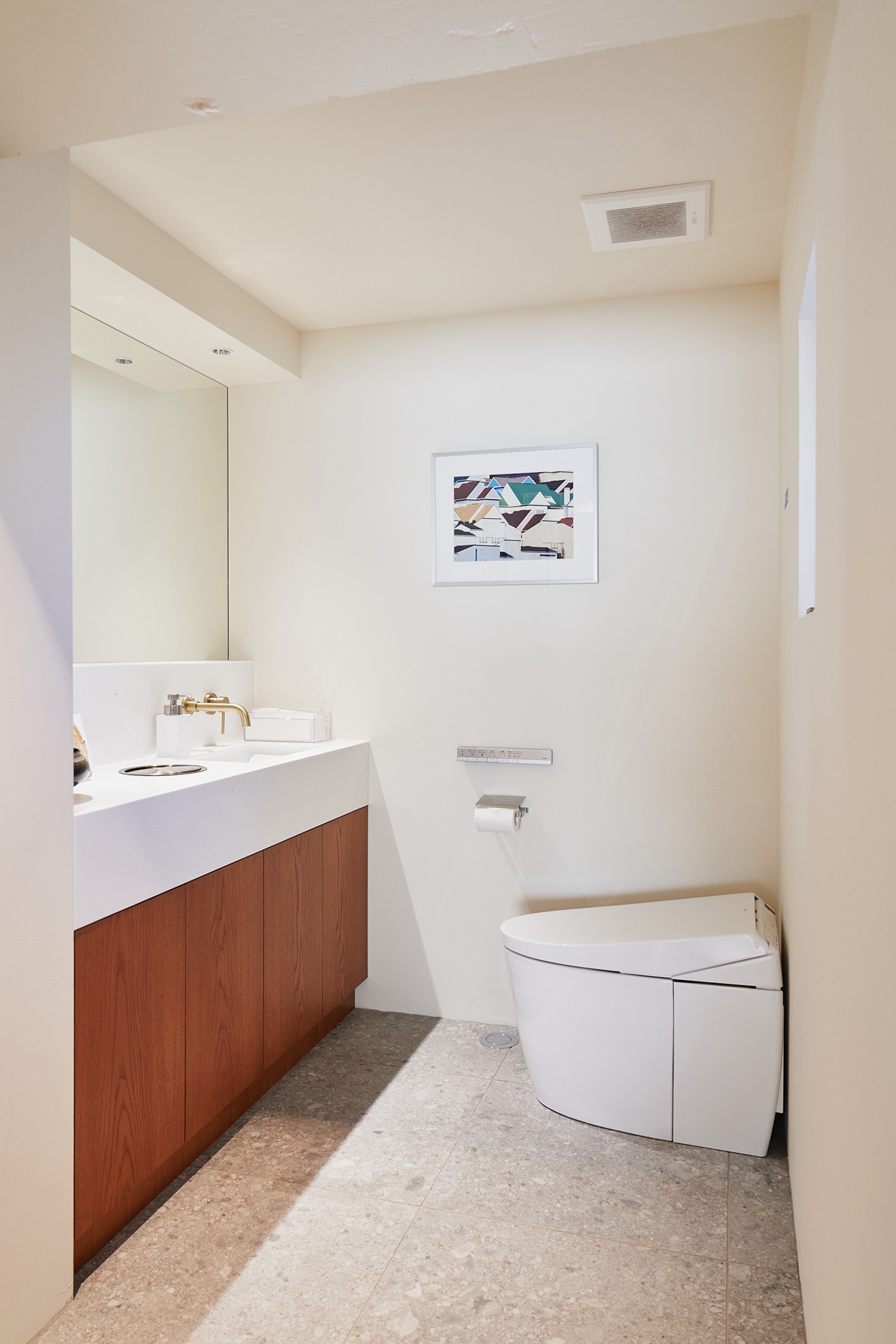 ホテルライクな洗面 / メイクスペース奥の木の扉より