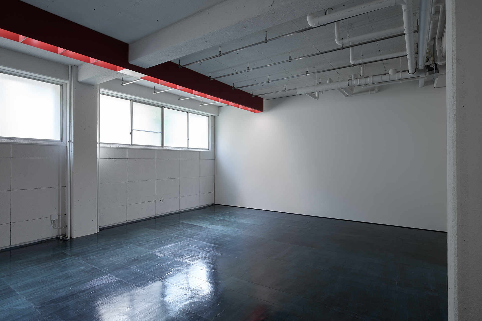 床の質感が美しい1Fメインフロア