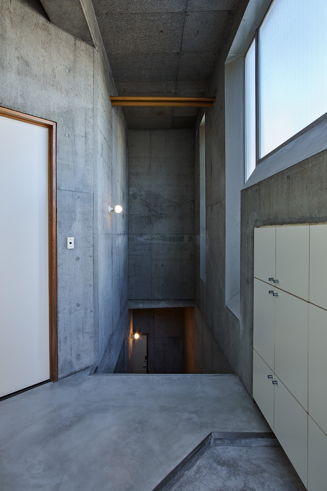 高窓から自然光が入るエントランス