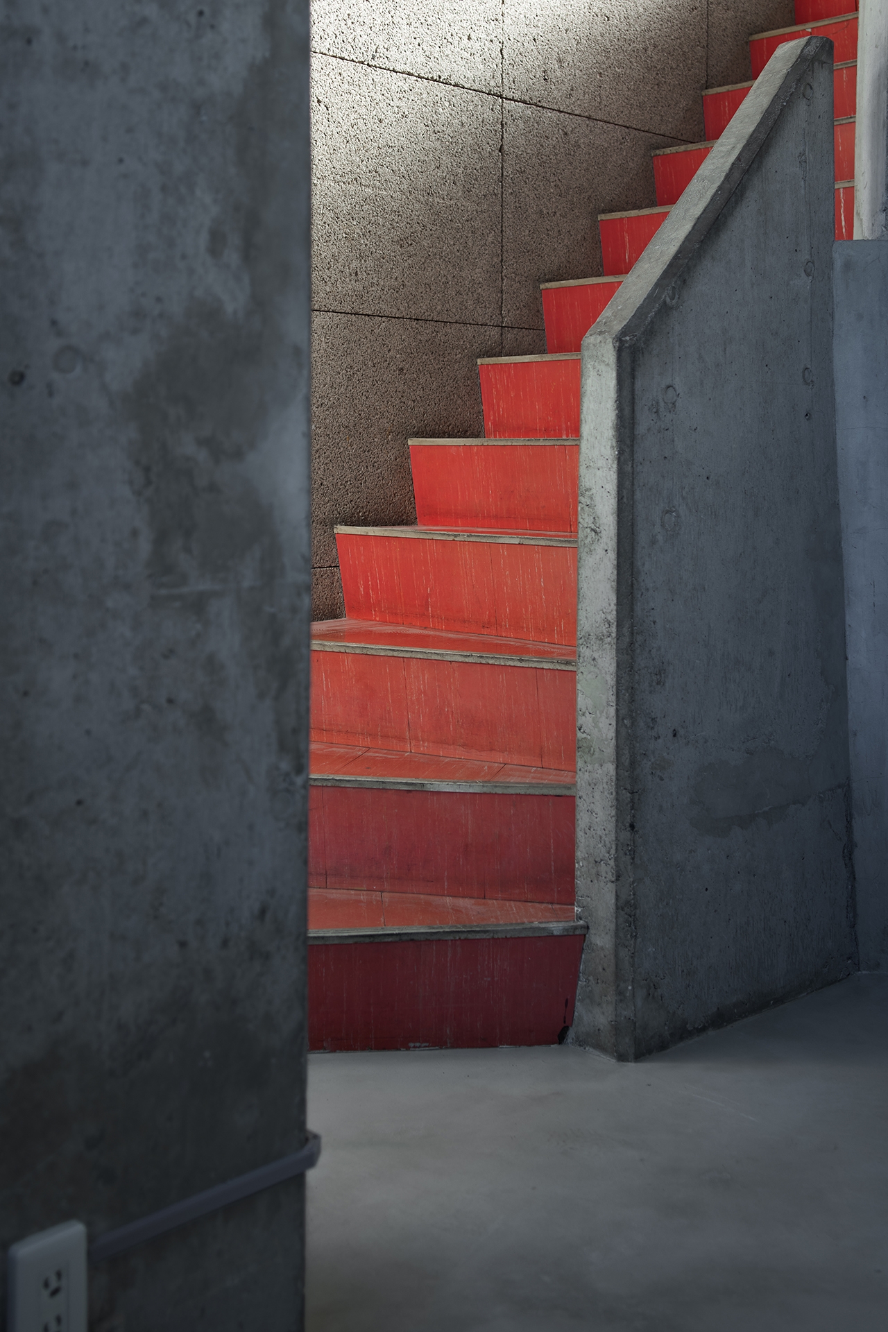 経年の表情と鮮やかな色が映える2Fへの階段