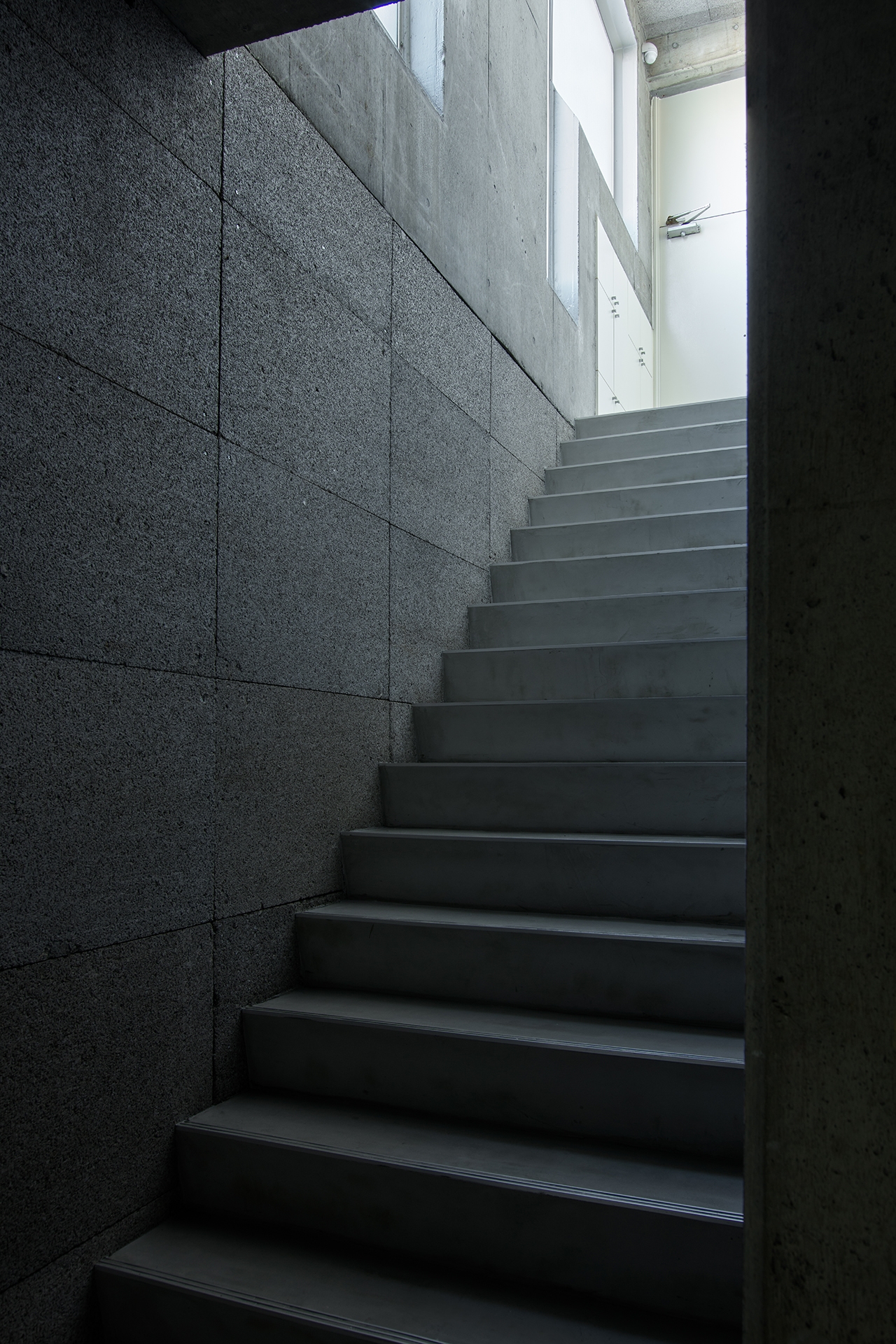 地下階段に届くやわらかな光のグラデーション