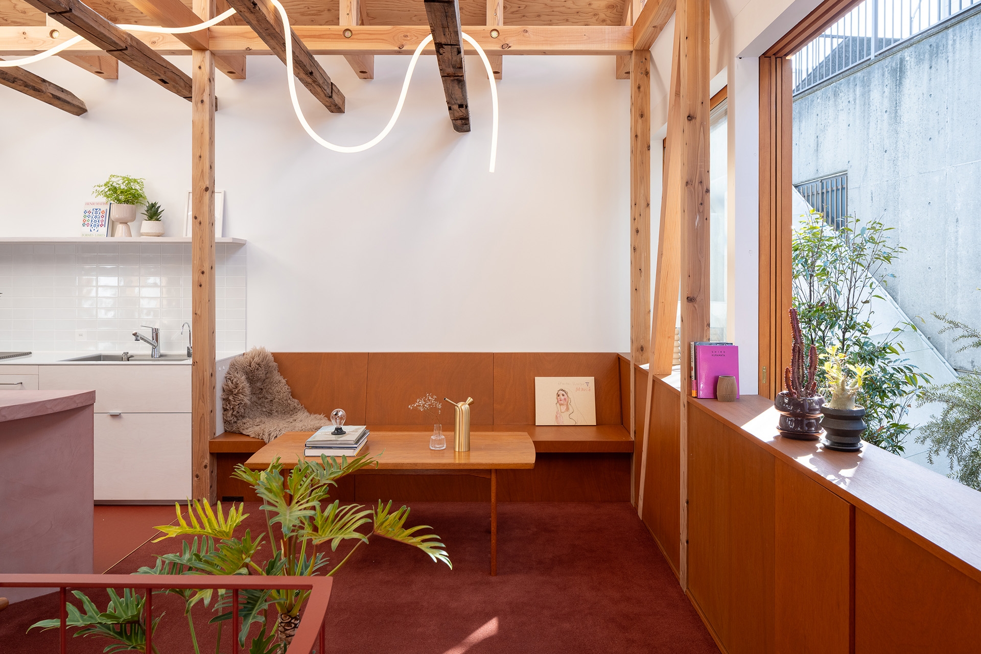 2F 造作のソファベンチ / 出窓で物撮影も