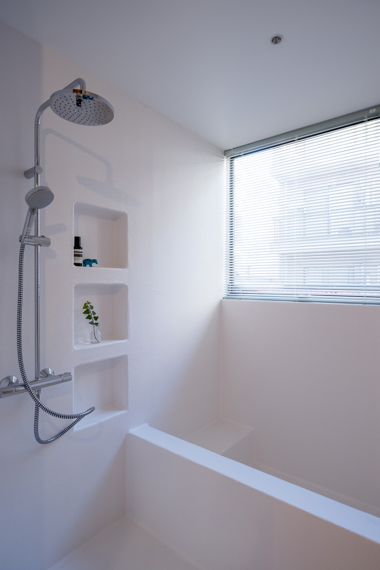 1F 自然光が入る白いバスルーム / 棚で物撮りも