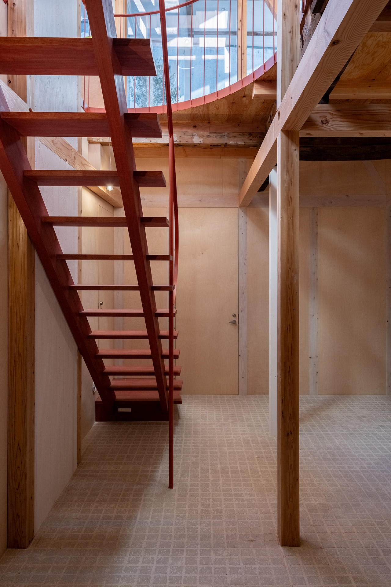 1F ワインレッドに染色した階段は撮影のアクセントに