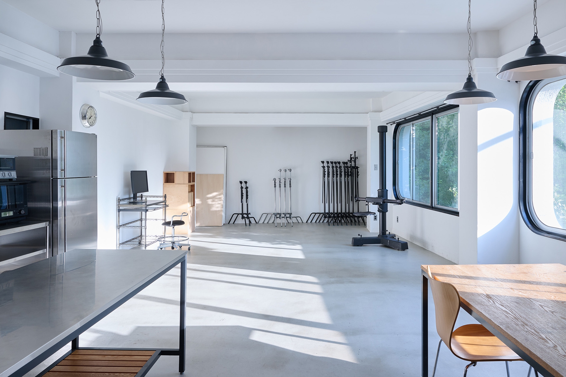 自然光が差し込むシンプルな撮影スタジオ / 機材も豊富