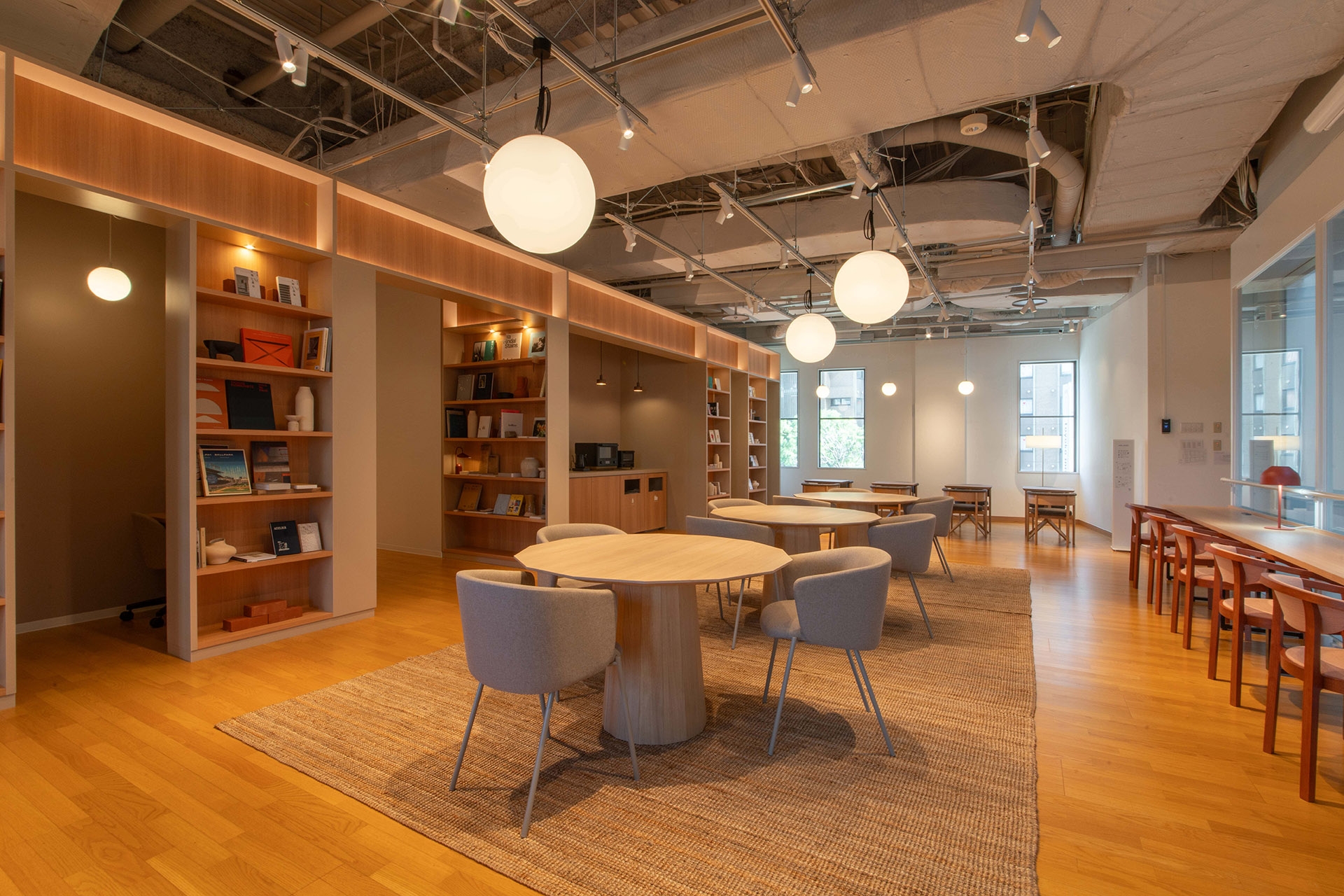 旧横浜第一銀行オフィスだった空間は天井が高め