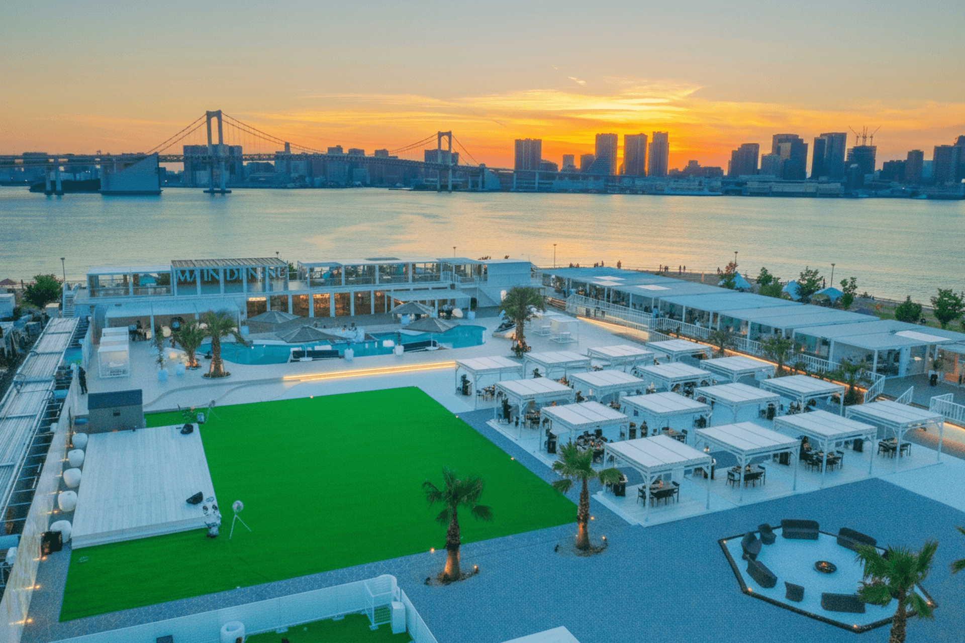 夕暮れの全景 運河沿いの巨大施設