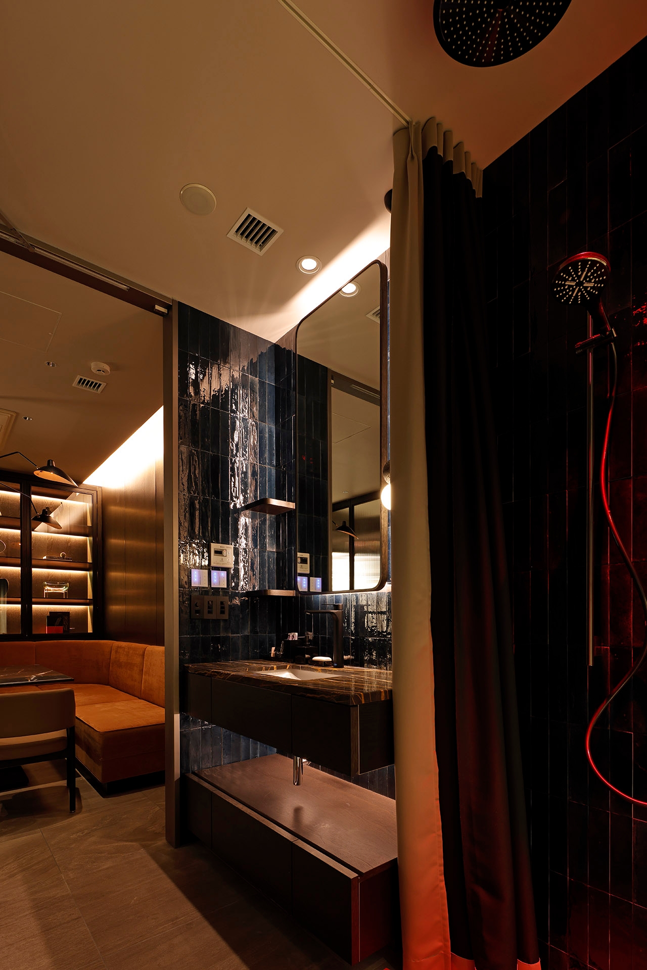 VIPルーム内の洗面とシャワールーム