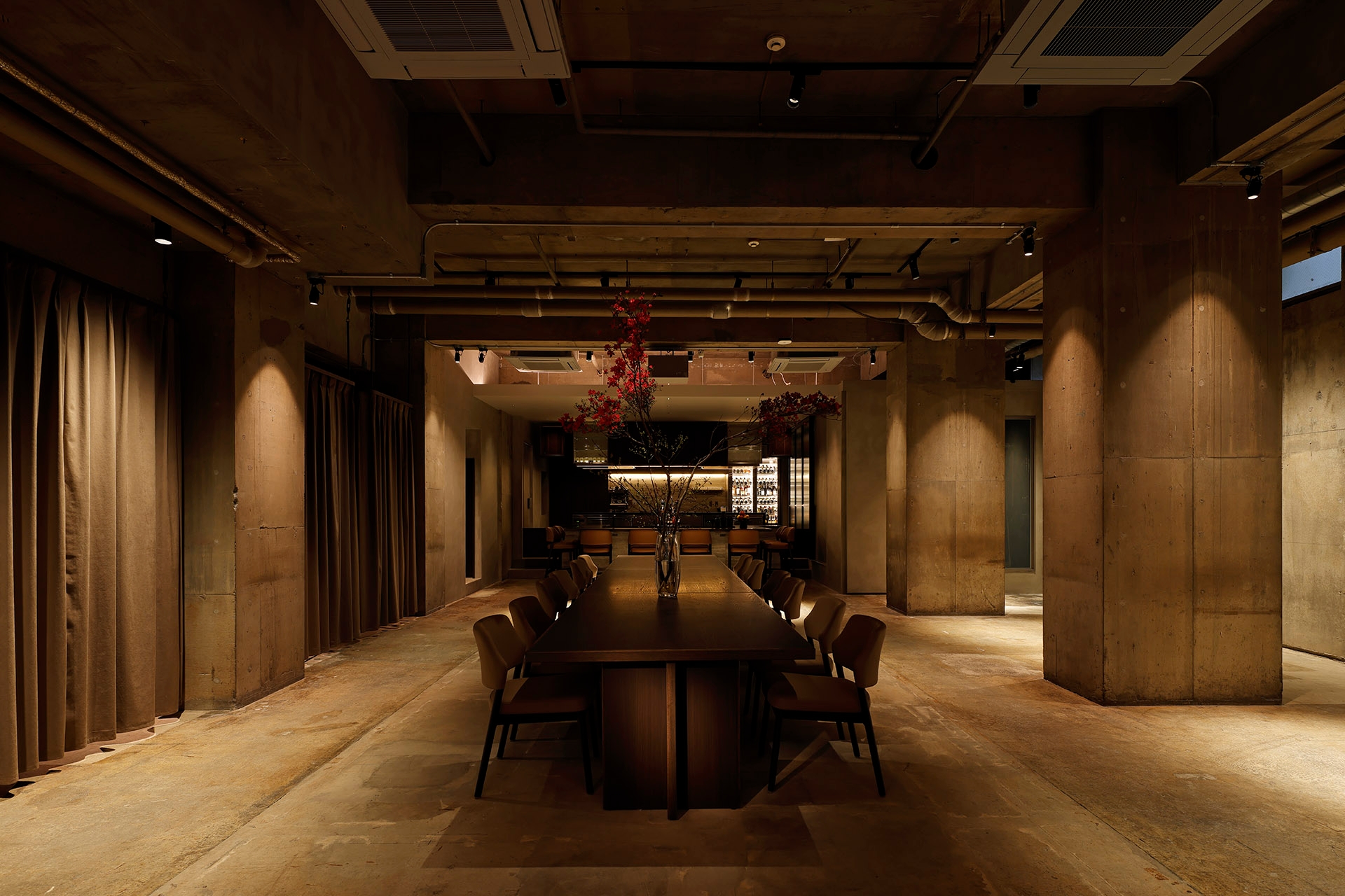 ギャラースペース中央に巨大ダイニングテーブル