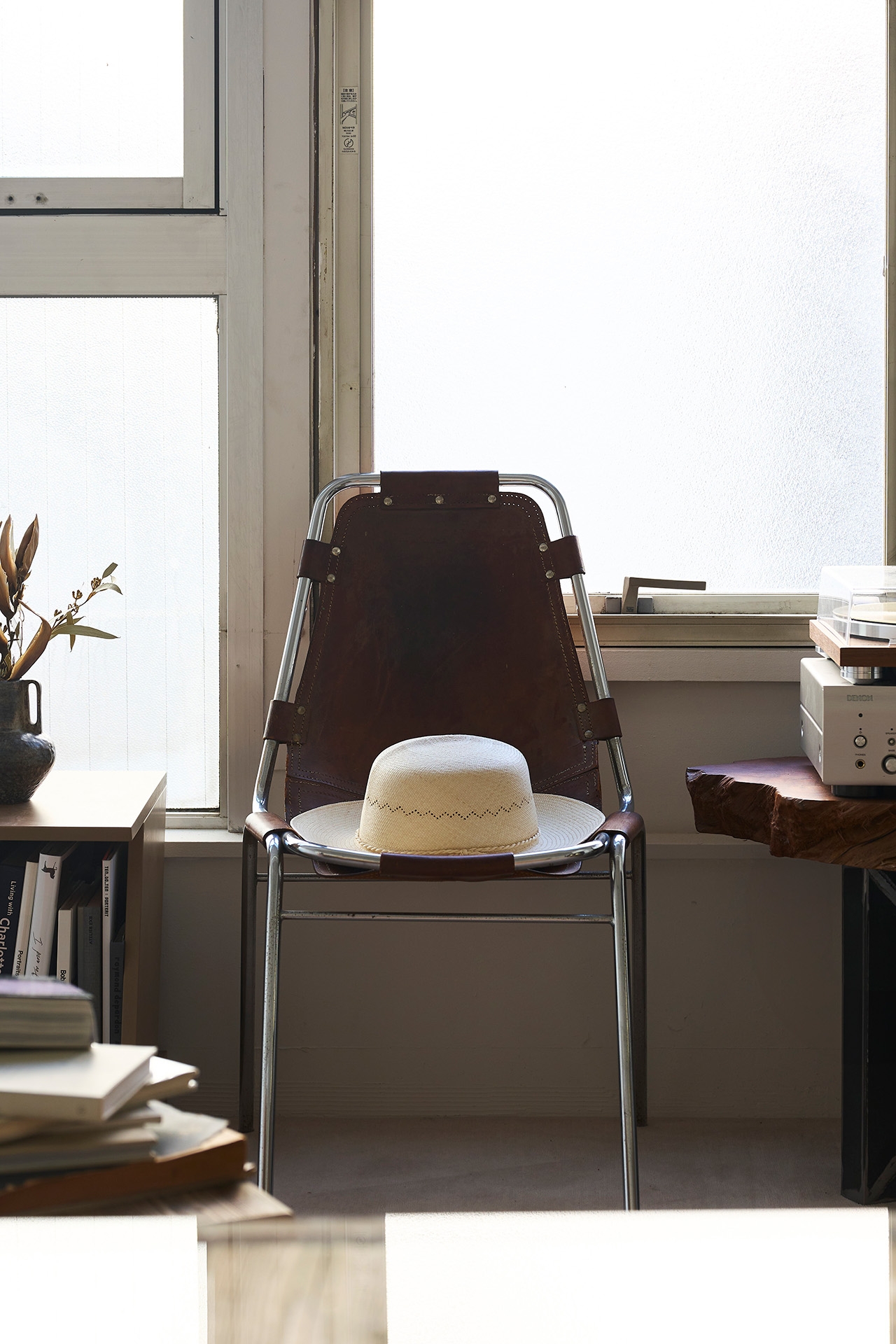 ヴィンテージ什器を用いて小物・プロダクトの物撮りにも