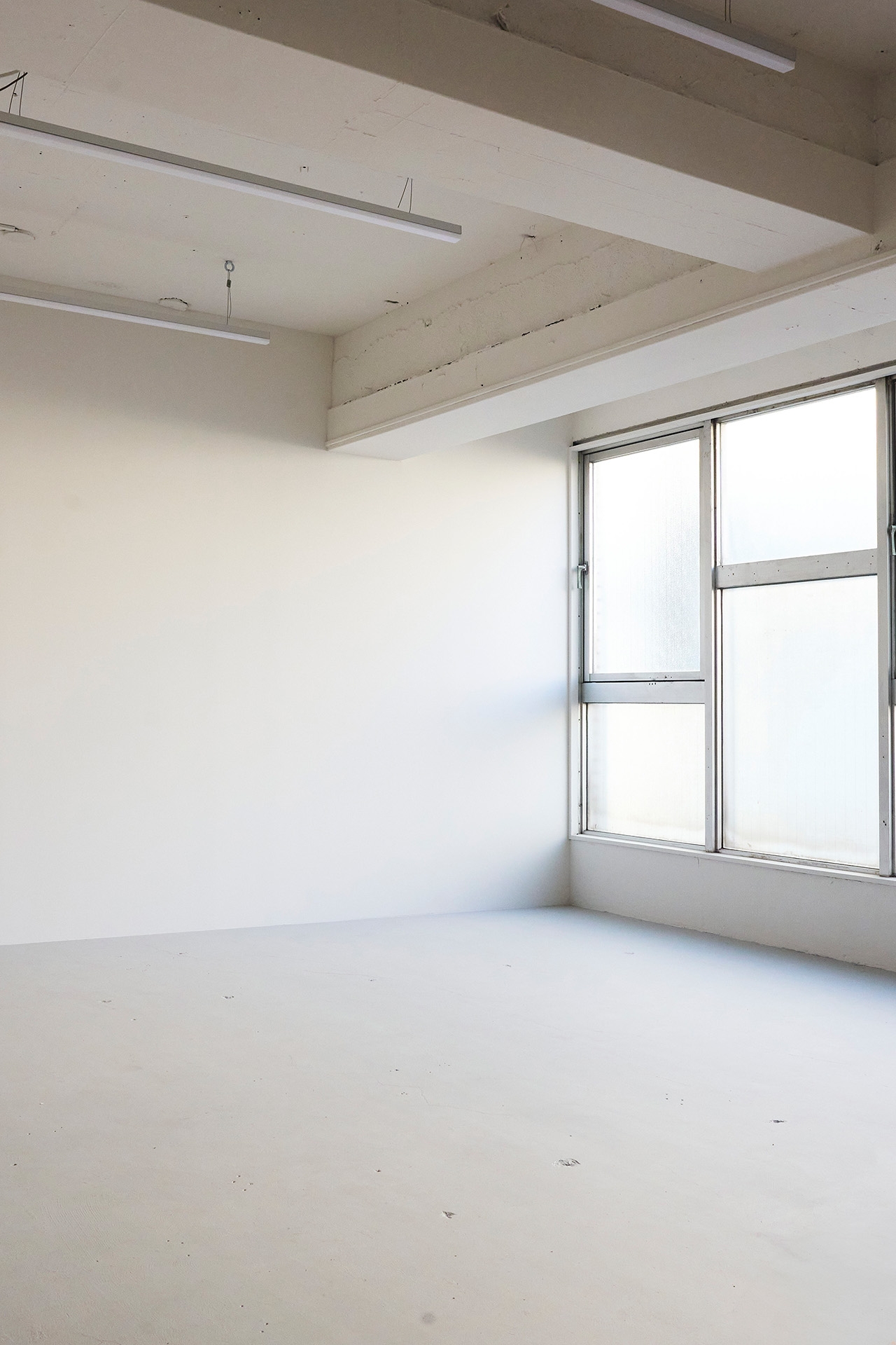 窓際の白壁で撮影も