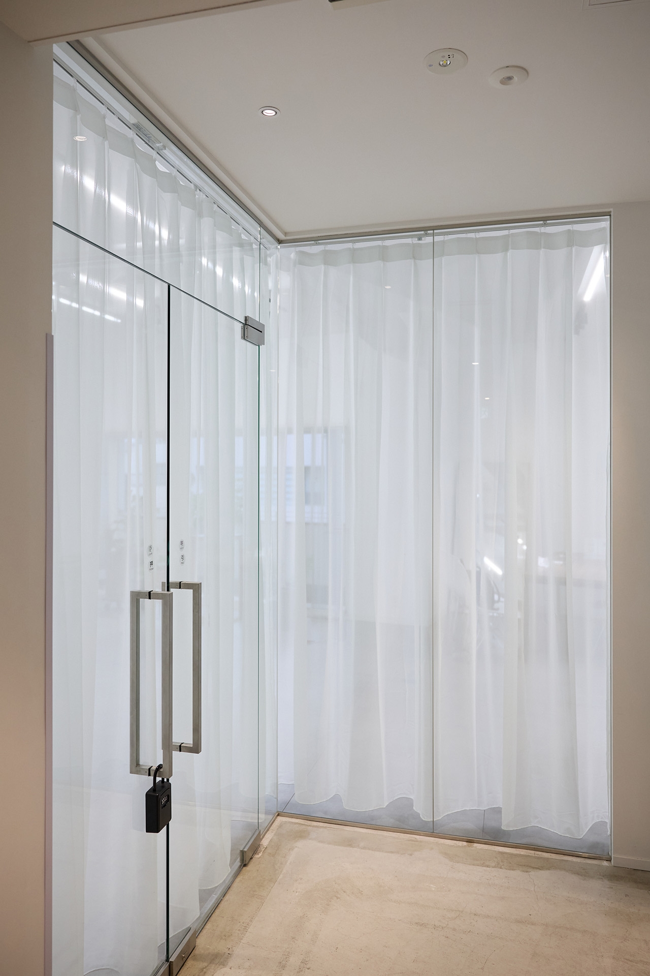 入口カーテンを閉めた状態（スタジオ外側から）