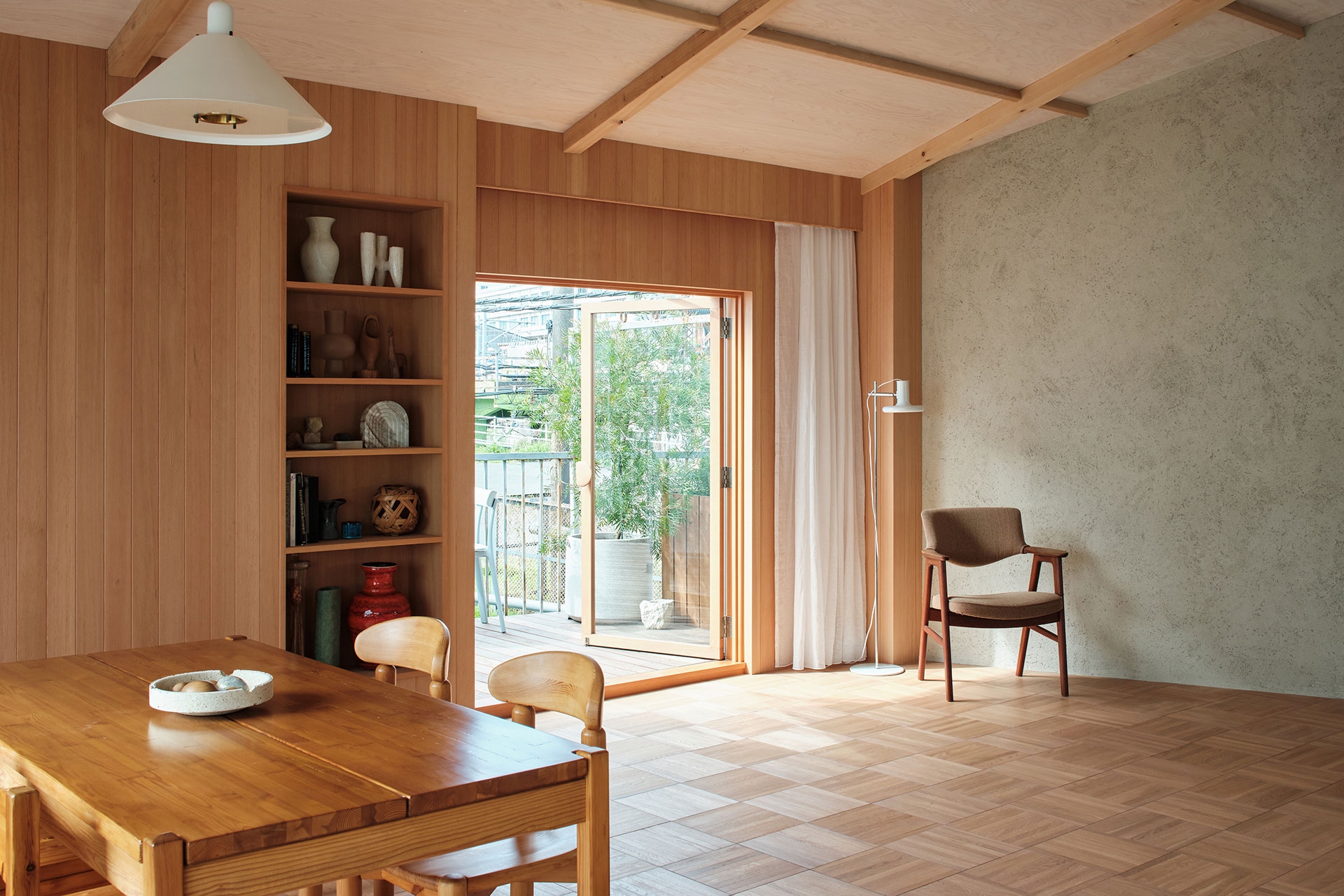板壁と有機的な左官が印象的な窓際