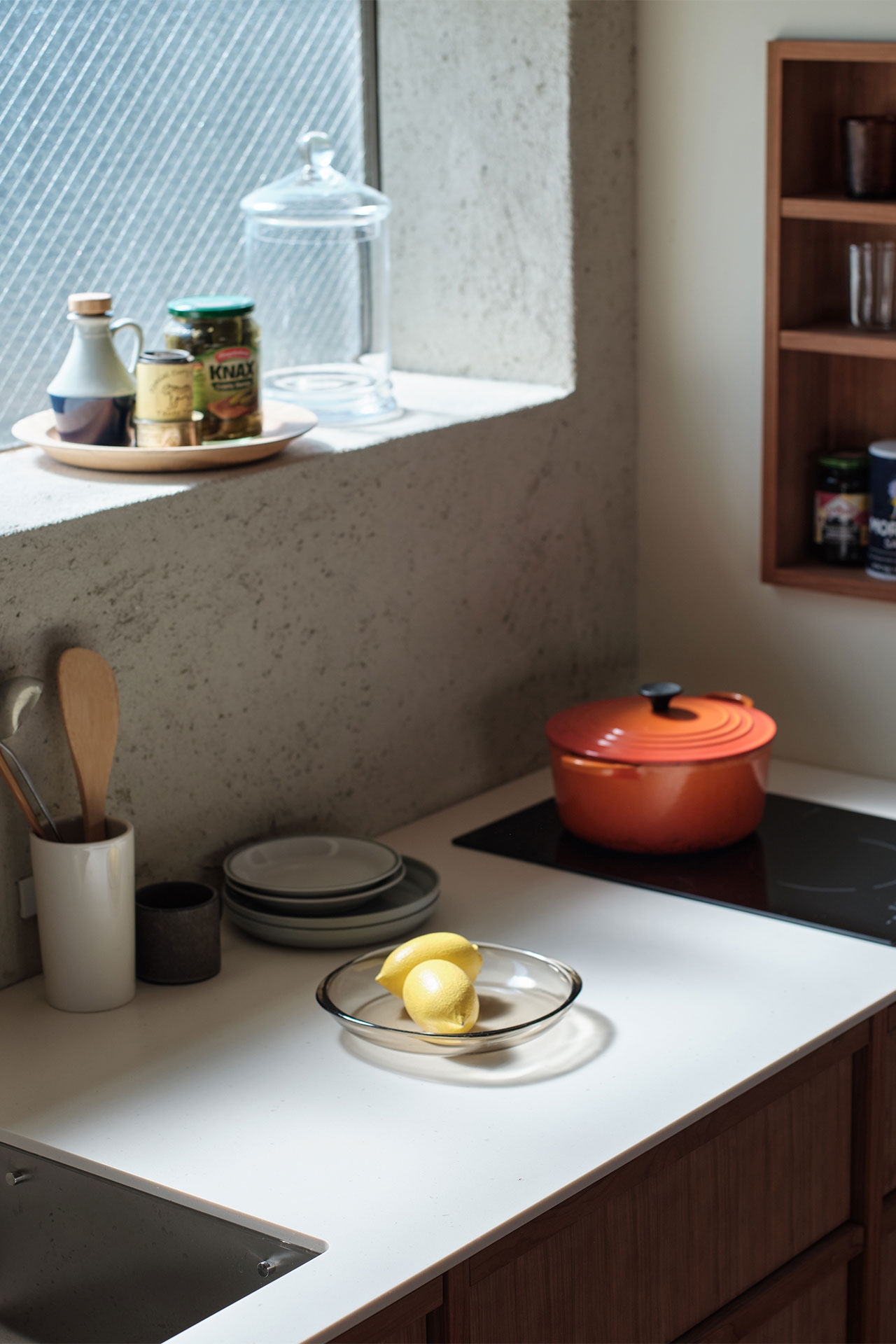 食器が映える質感のあるベージュの天板