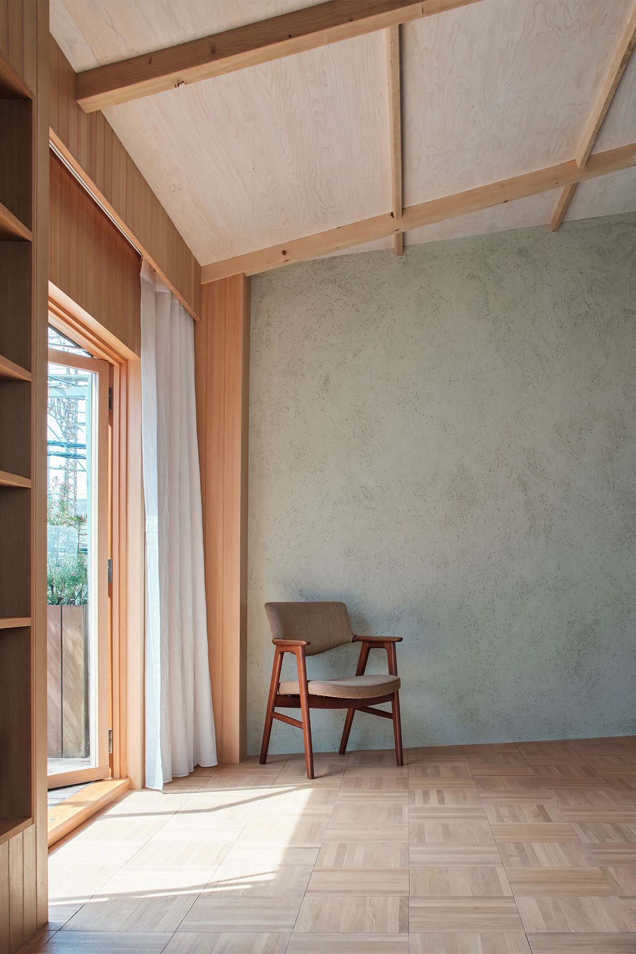 ヴィンテージラウンジチェアでポートレート撮影を