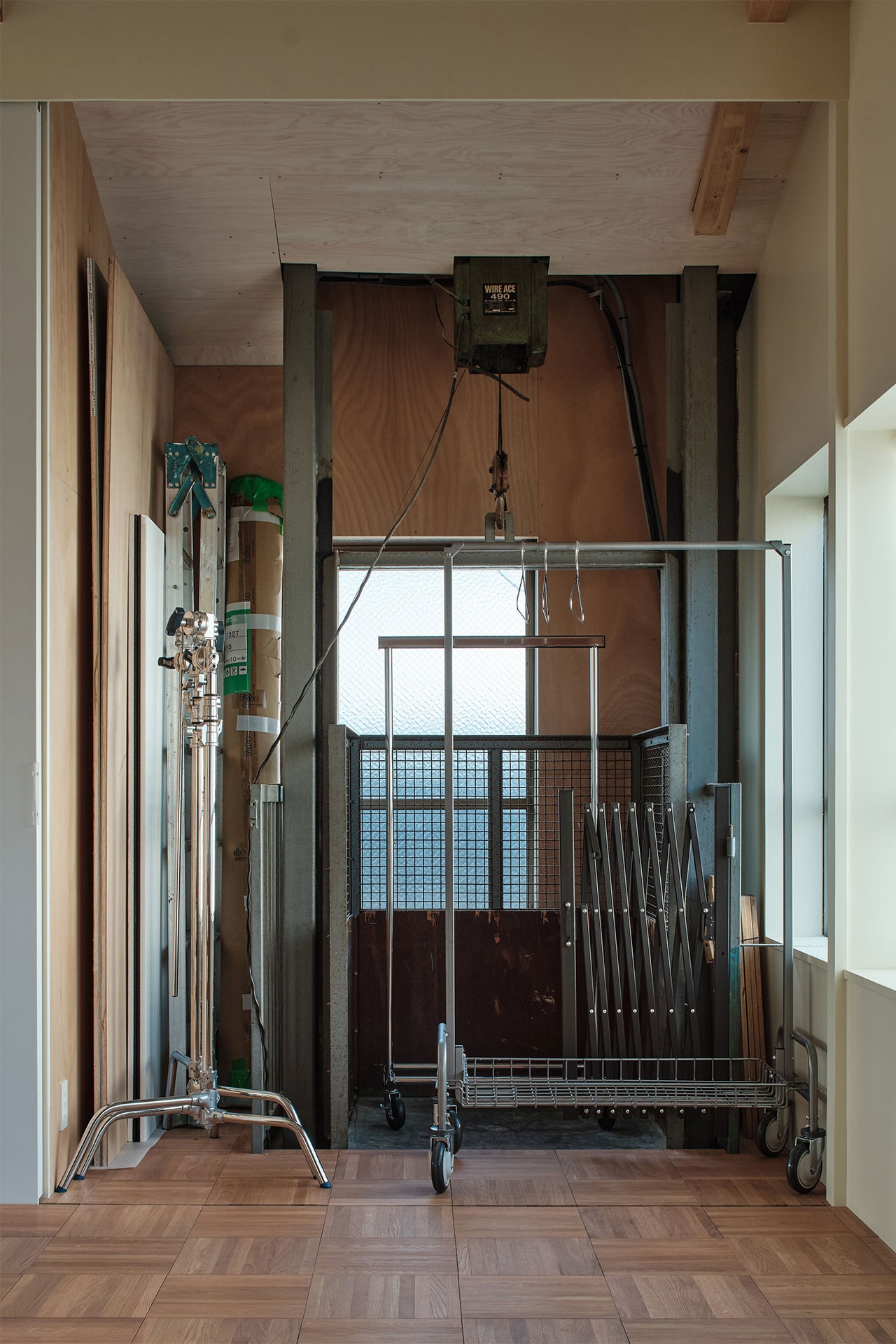 貨物用のエレベーター1台あり