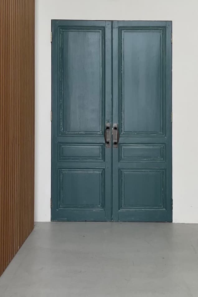 背の高い両開きのブルーグリーンのドア