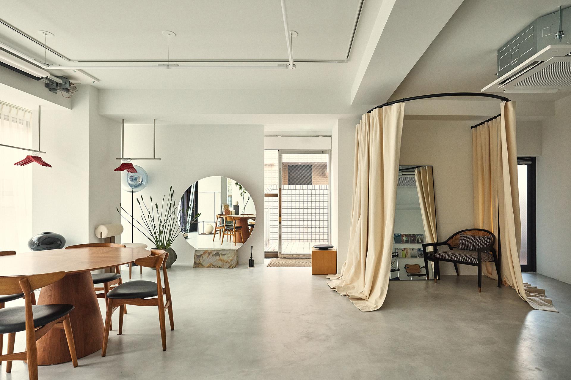 スタジオ入口側 / 2ヶ所の扉から搬出入が可能