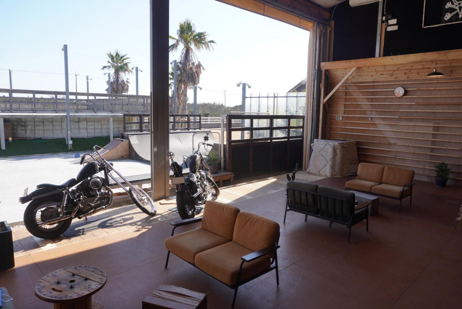 バーチカルランプ内のソファスペース