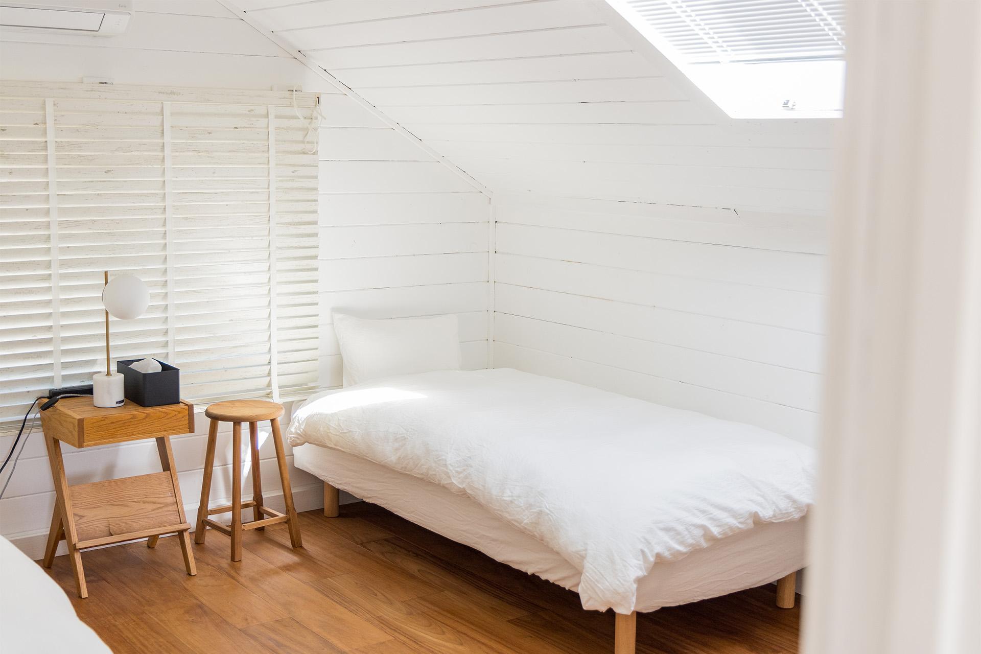 JF HOUSE / 2F 天窓から光の入るベッドルーム