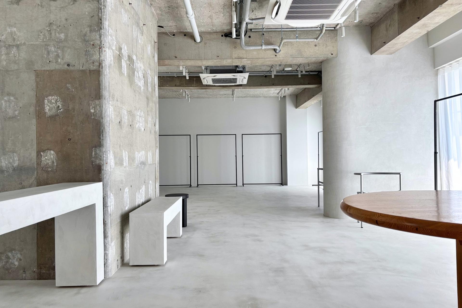 ハンガーラックなど展示会用の什器も充実