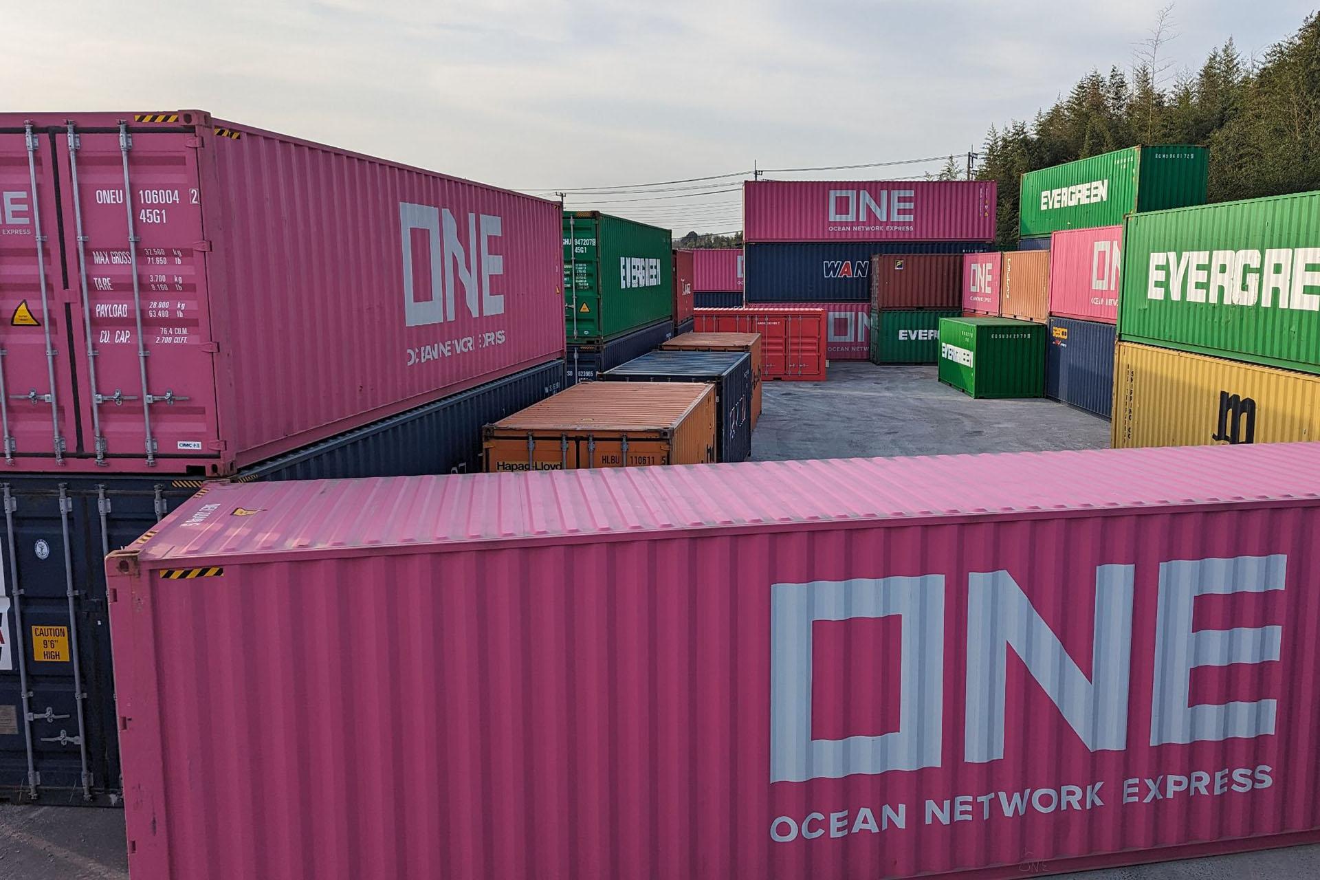 カラフルなコンテナ
