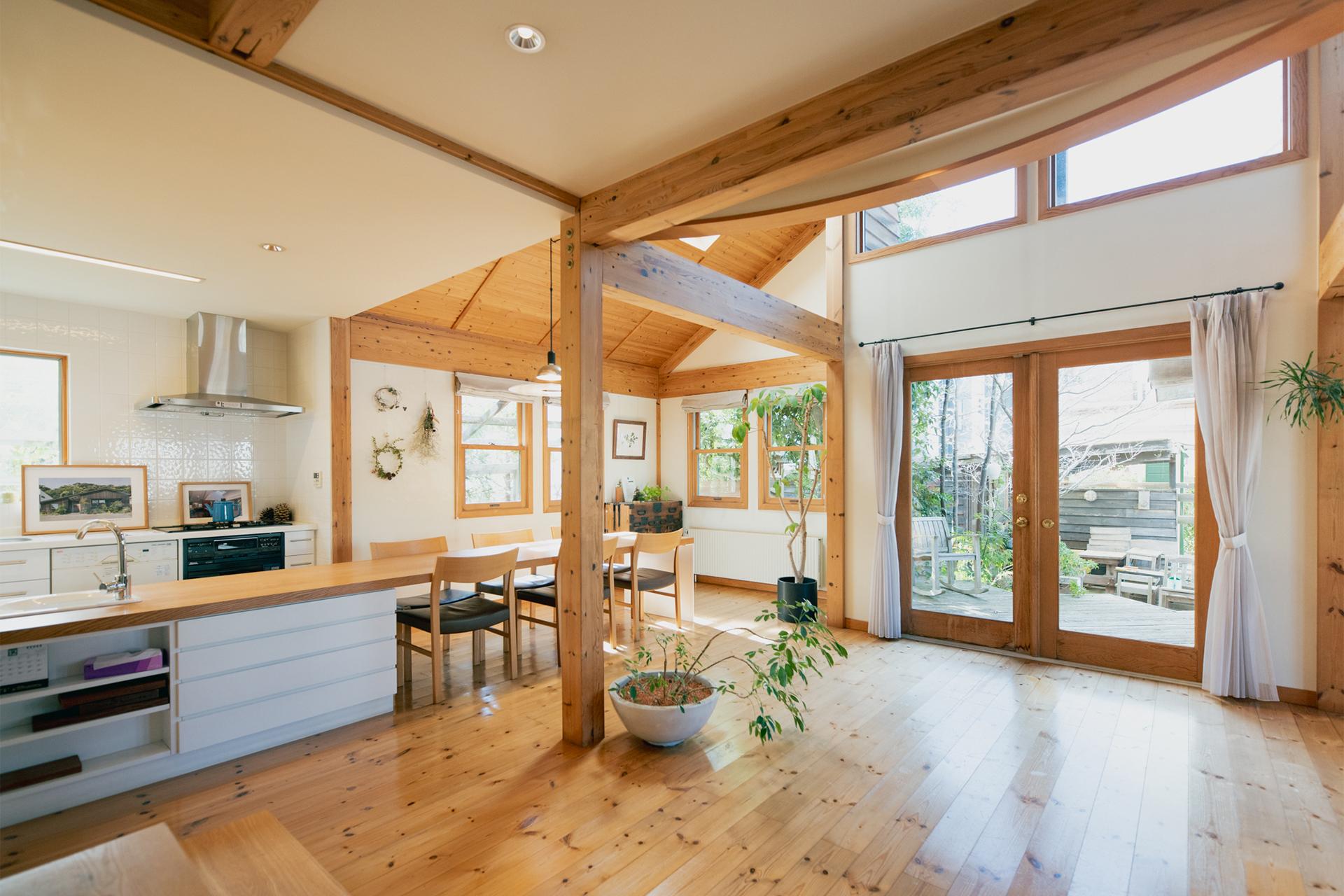 天然無垢材が多用され広々と開放感のあるリビング