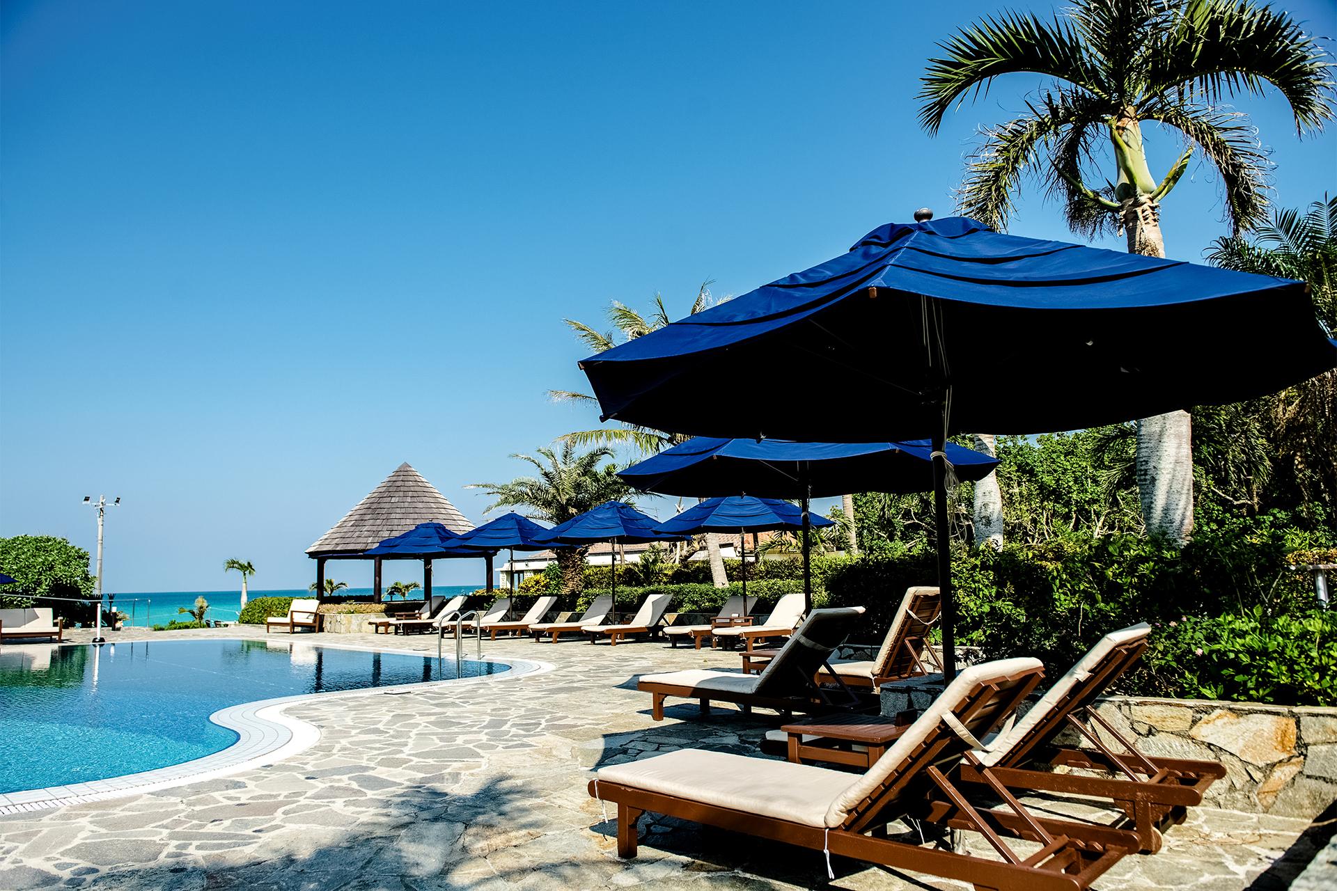 プールと海を背景にリゾート感たっぷりの撮影が可能