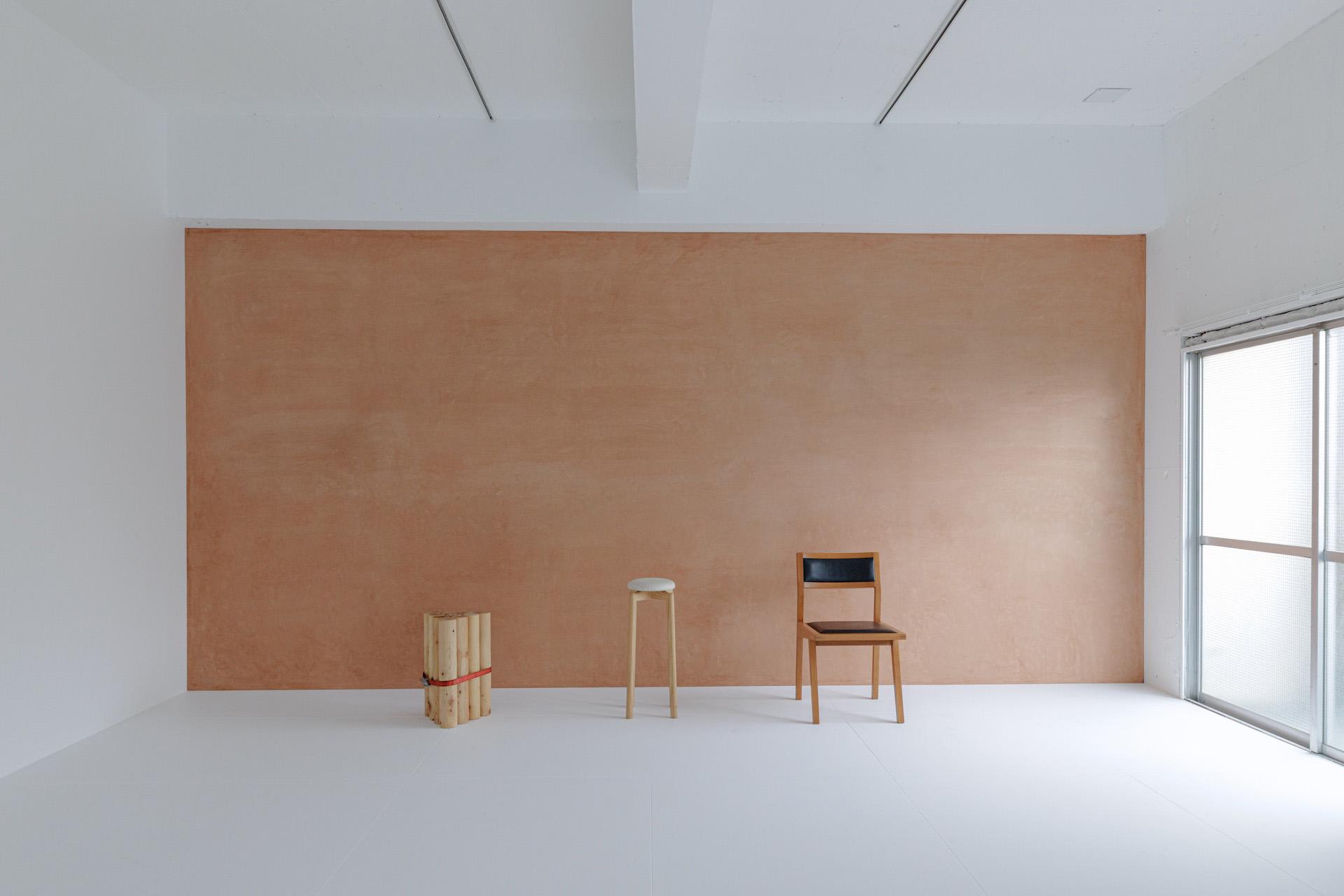 あたたかみを感じる赤土を使った造作ウォール